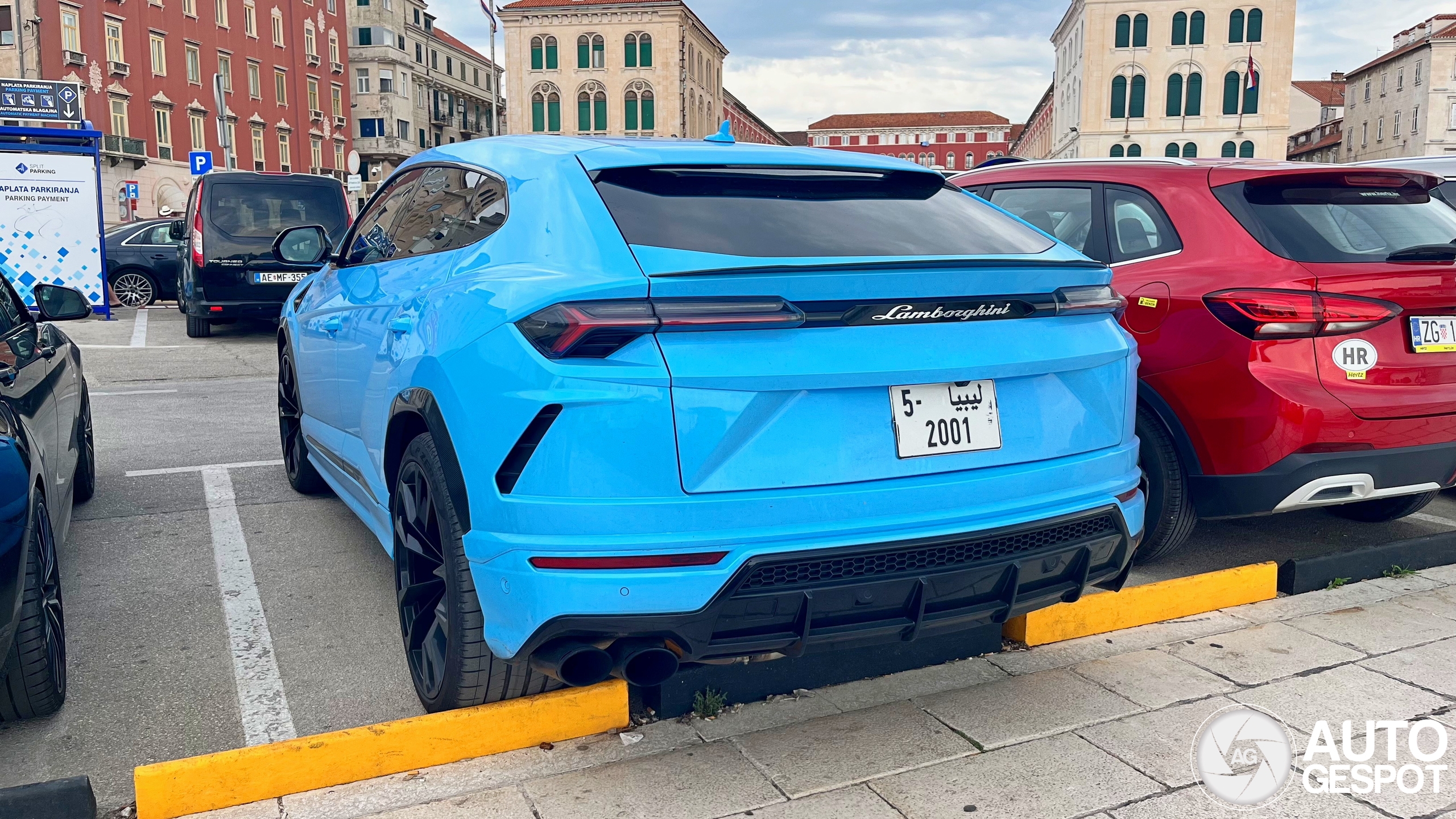 Blauwe Lamborghini Urus gespot aan de zee