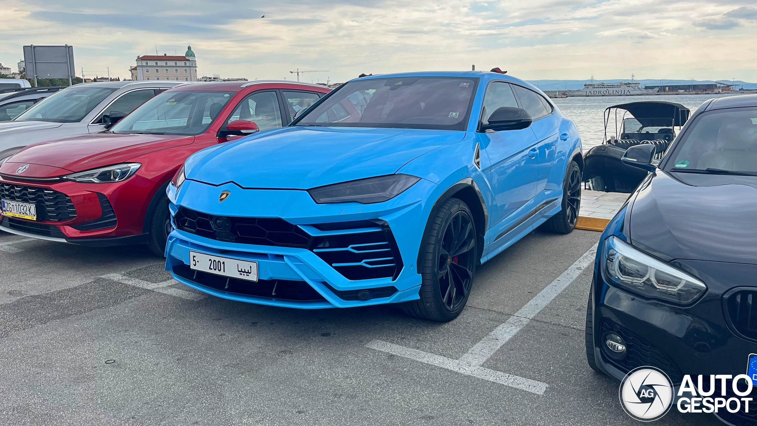 Blauwe Lamborghini Urus gespot aan de zee