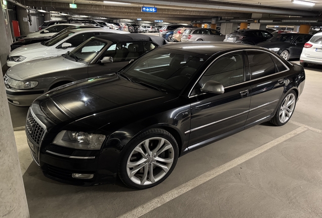 Audi S8 D3