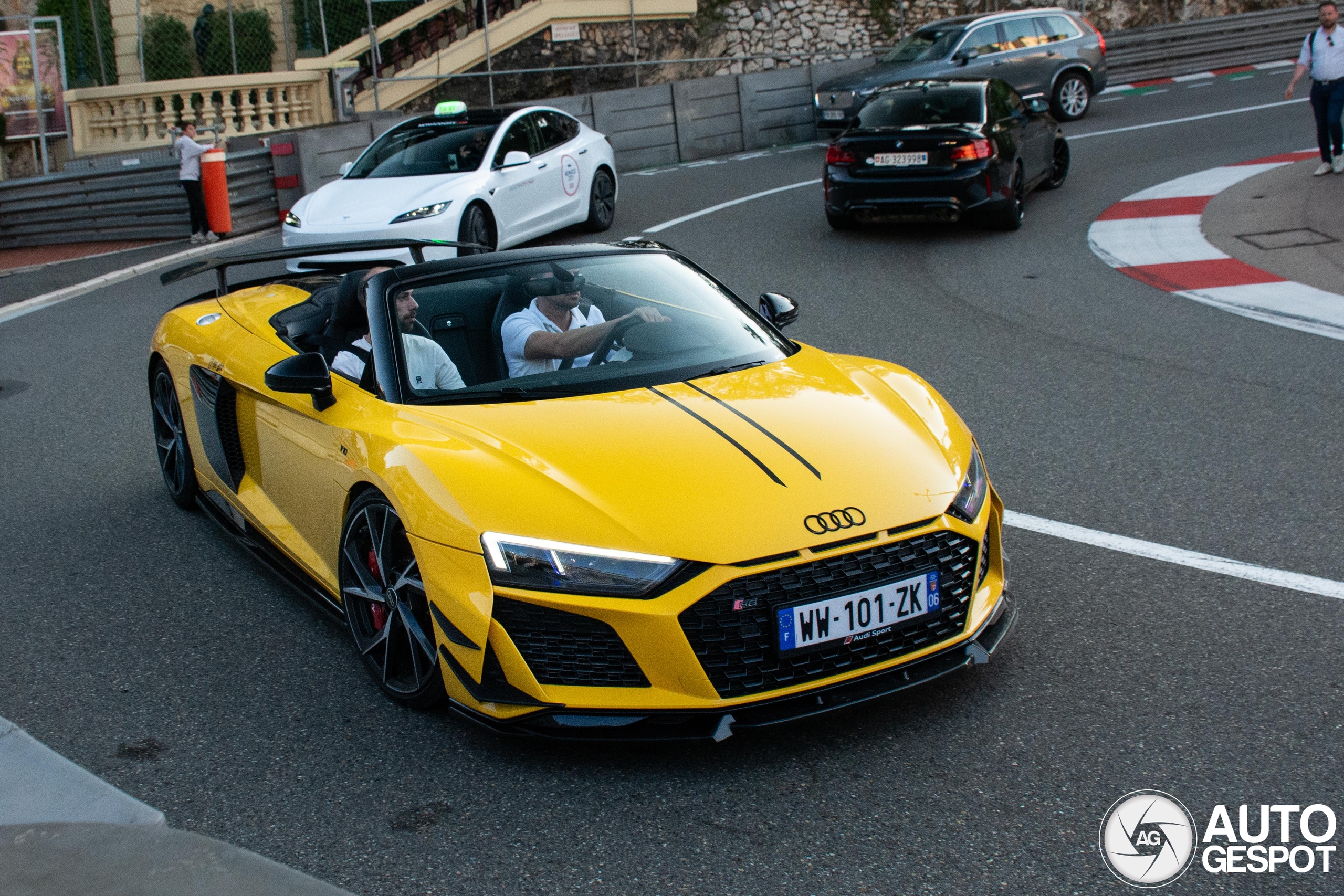 Audi R8 Spyder V10 イエロー Audi R8 Spider Yellow - Eminence Supercar Hire