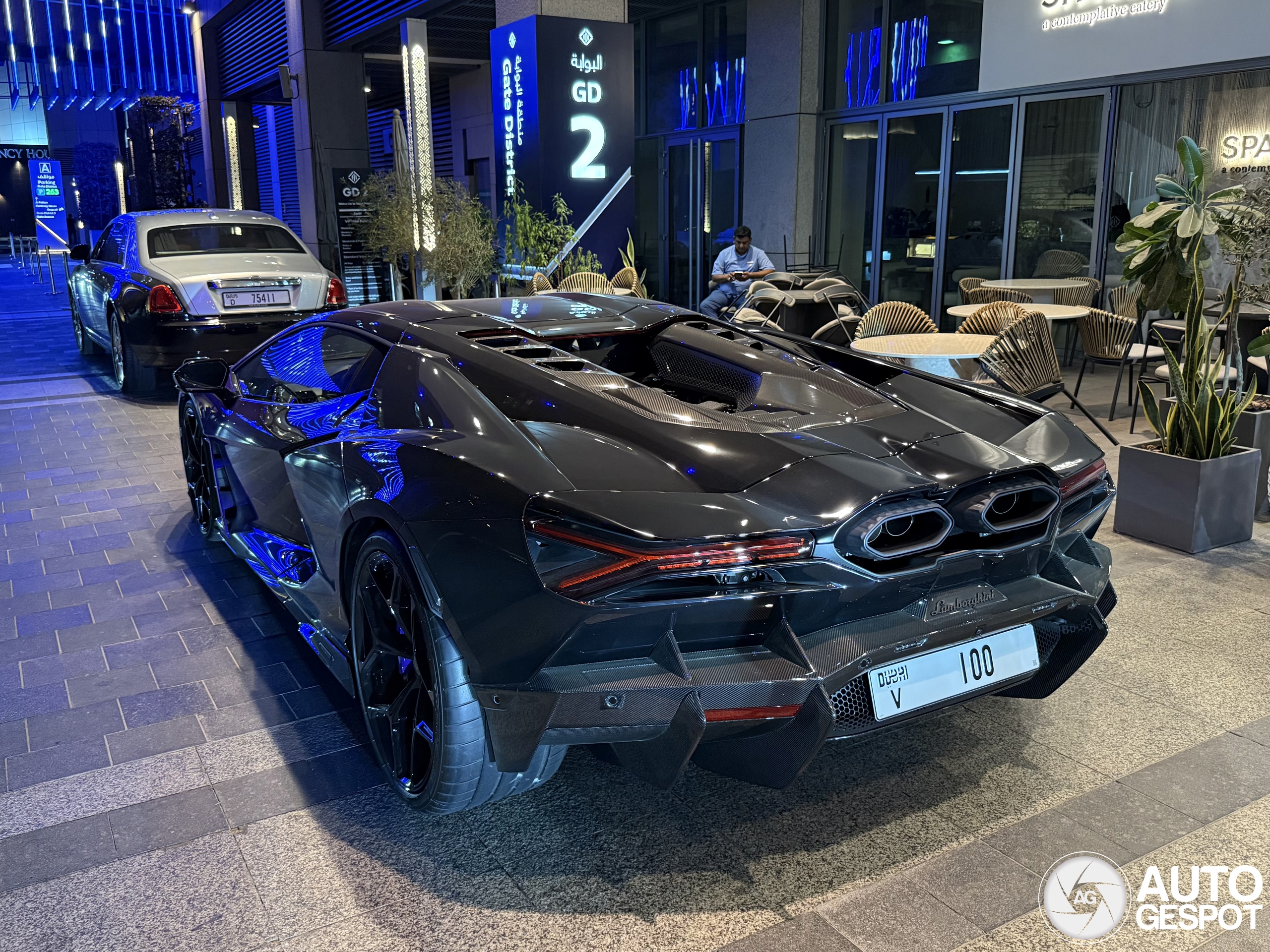 Lamborghini Revuelto neemt je in de maling