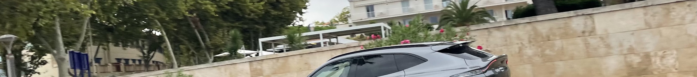 Aston Martin DBX707