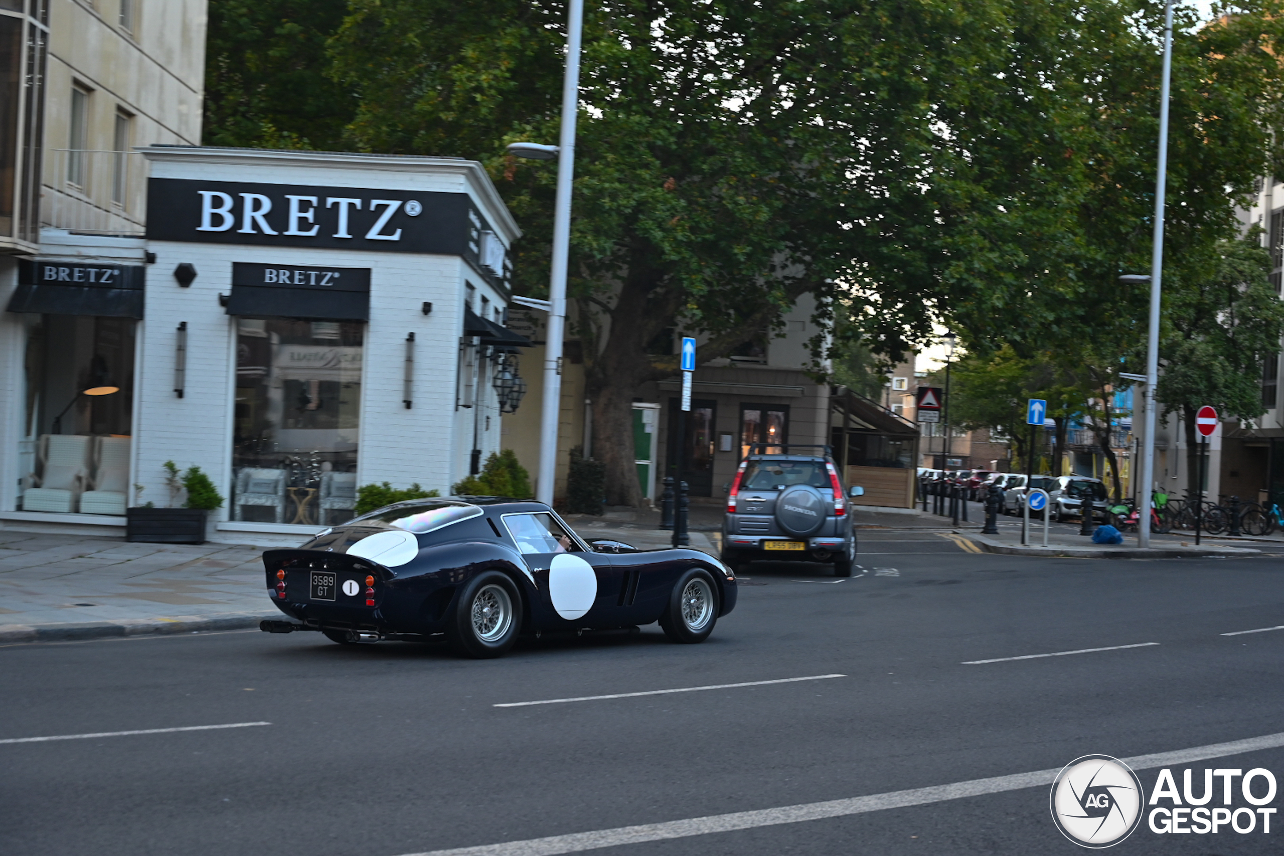 Once-in-a-lifetime sight: Ferrari 250 GTO & 250 GT SWB spotted in London