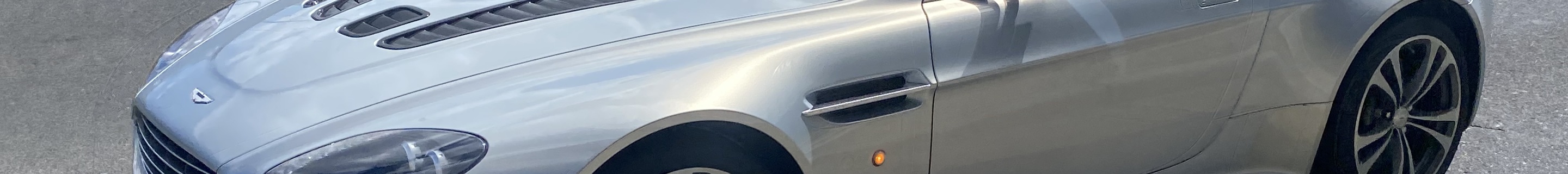 Aston Martin V12 Vantage