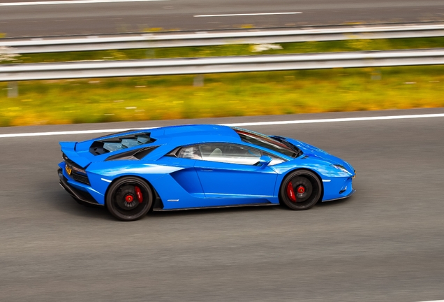 Lamborghini Aventador S LP740-4