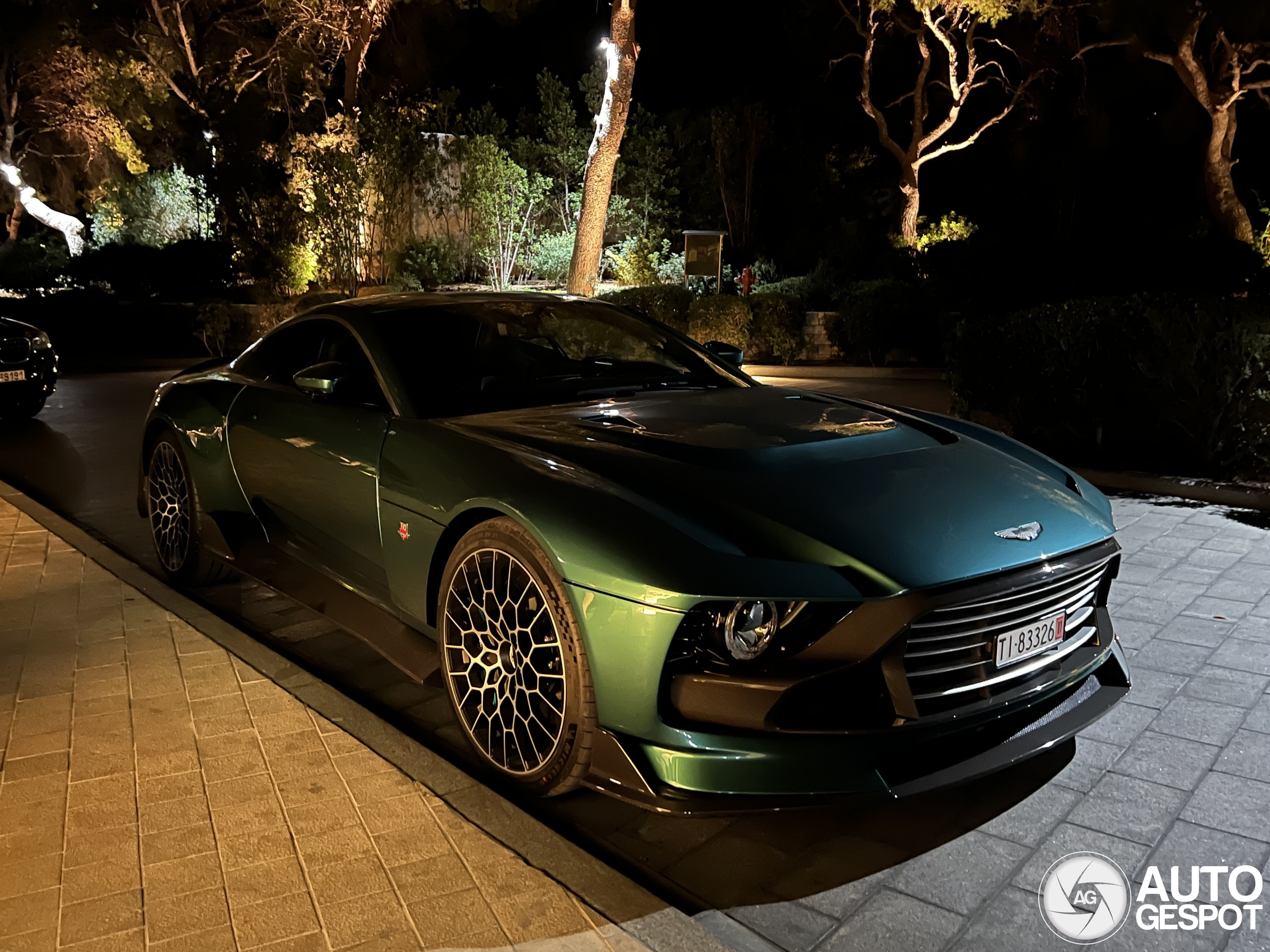 Aston Martin Valour voelt als James Bond in Athene
