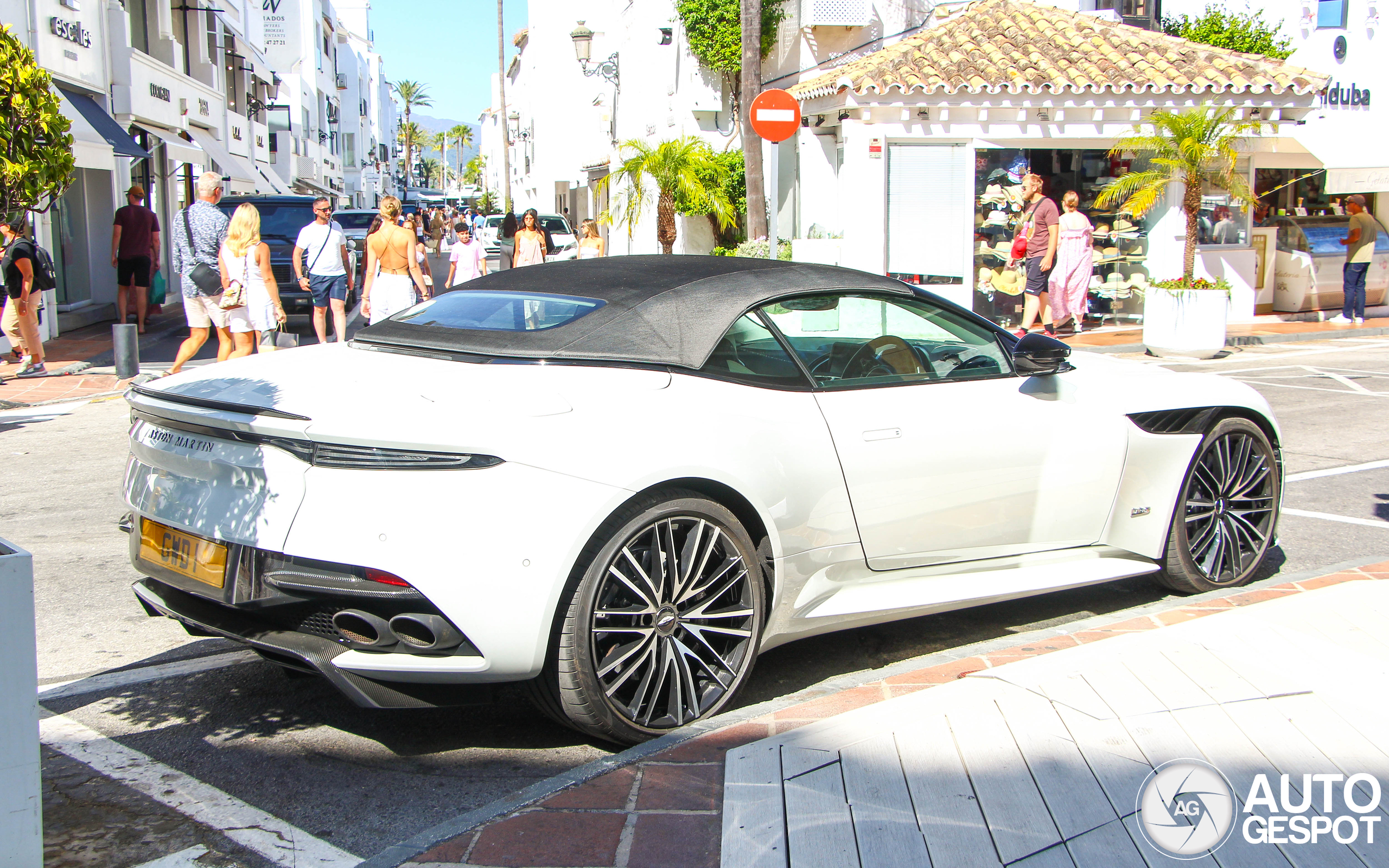 Aston Martin DBS Superleggera Volante