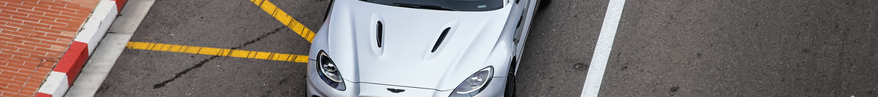 Aston Martin DBX707
