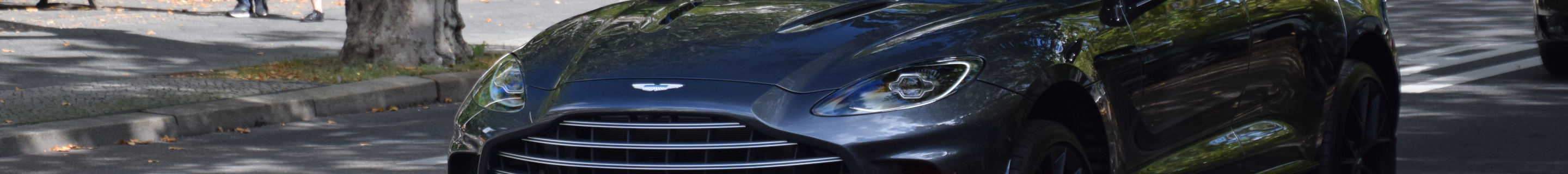 Aston Martin DBX707