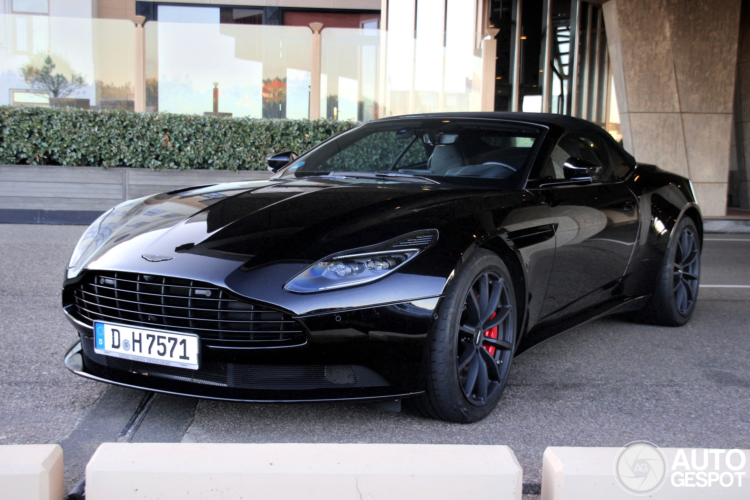 Aston Martin DB11 V8 Volante