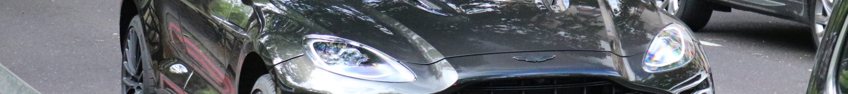 Aston Martin DBX707