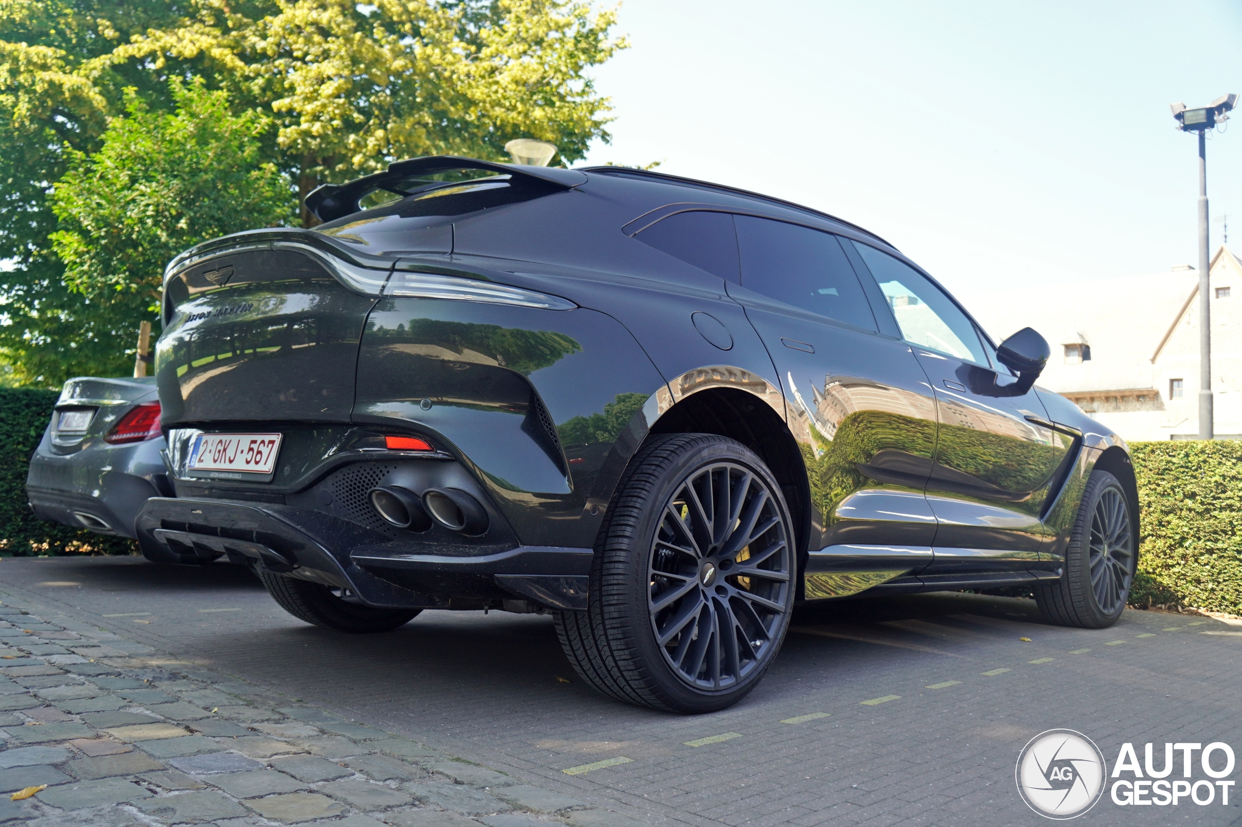 Aston Martin DBX707