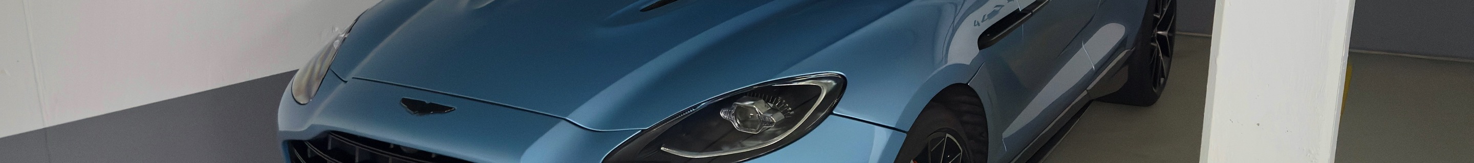 Aston Martin DBX707