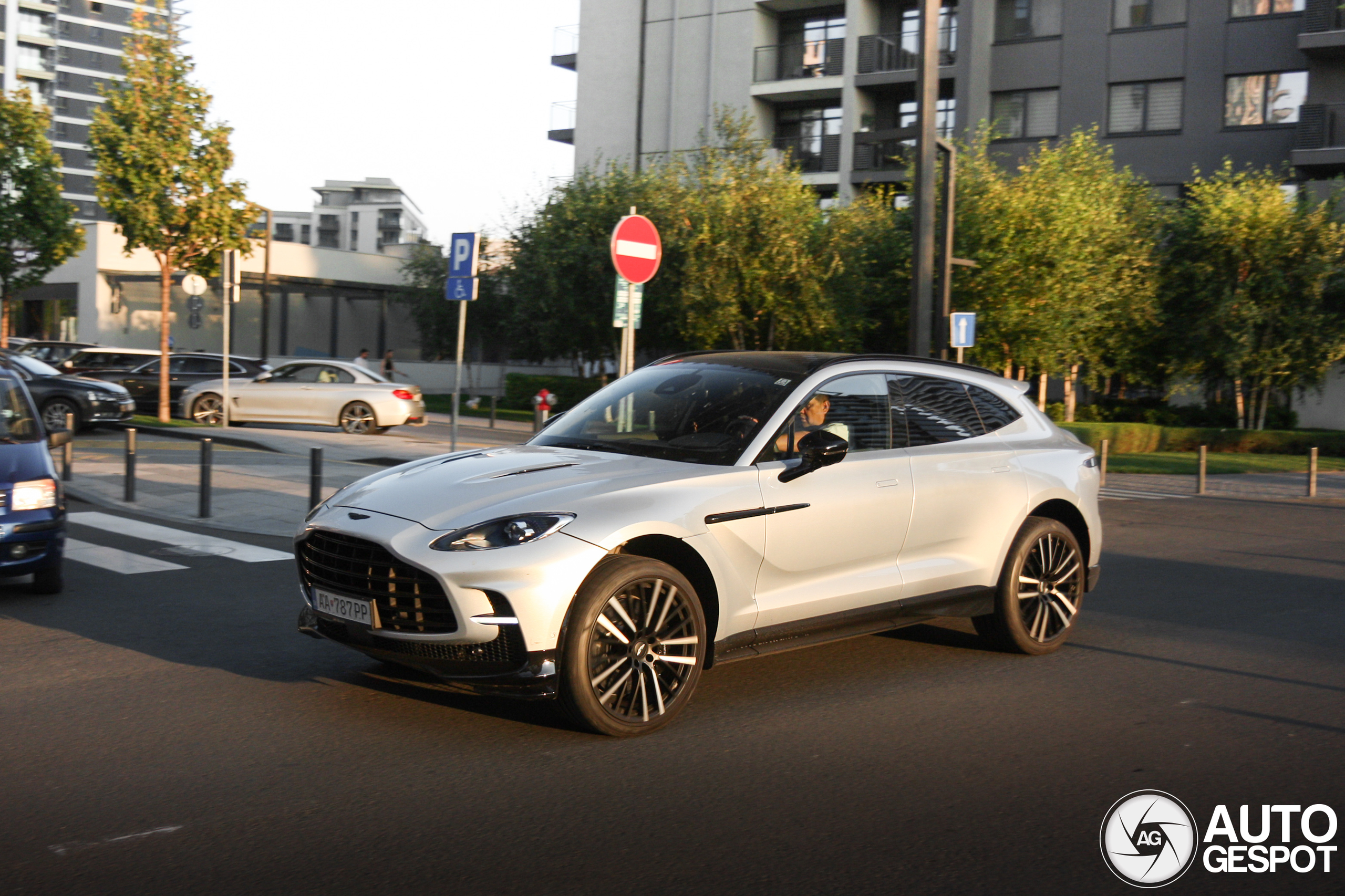 Aston Martin DBX707