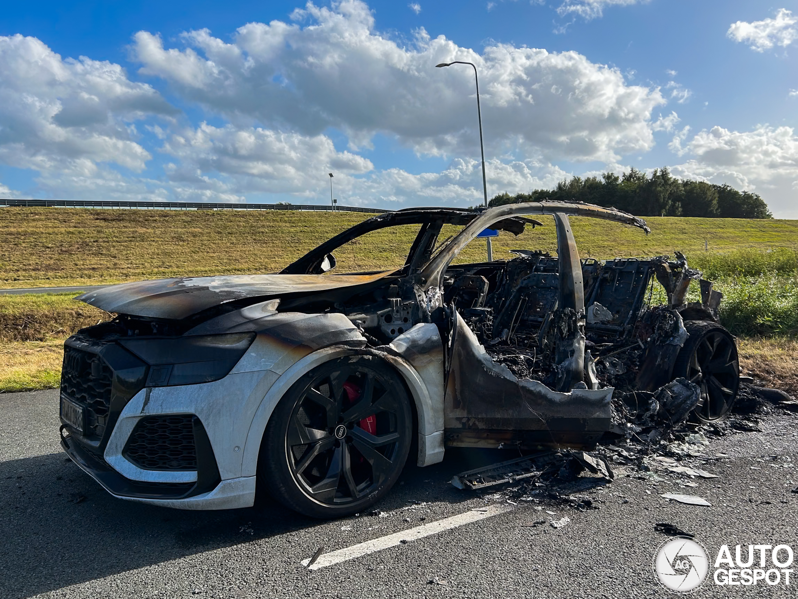Audi RS Q8 gaat in vlammen op in Roswinkel