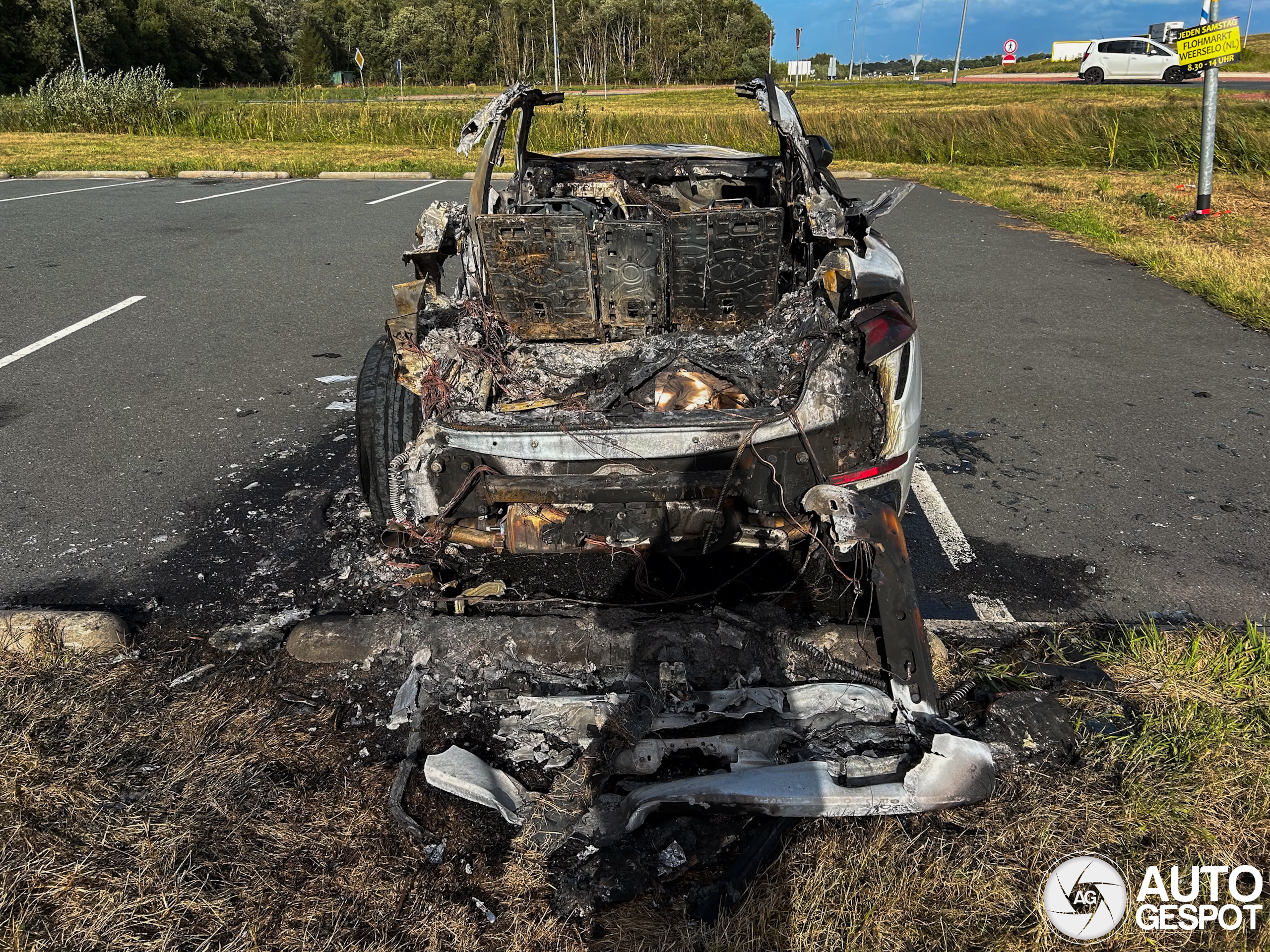Audi RS Q8 gaat in vlammen op in Roswinkel