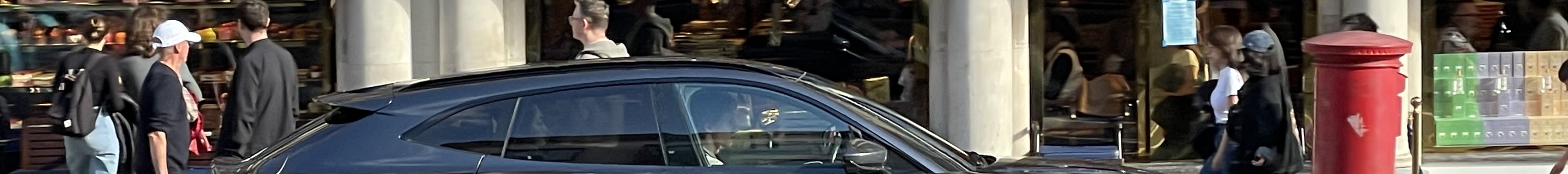Aston Martin DBX