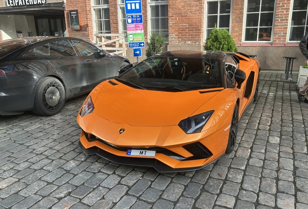 Lamborghini Aventador S LP740-4
