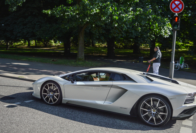 Lamborghini Aventador S LP740-4