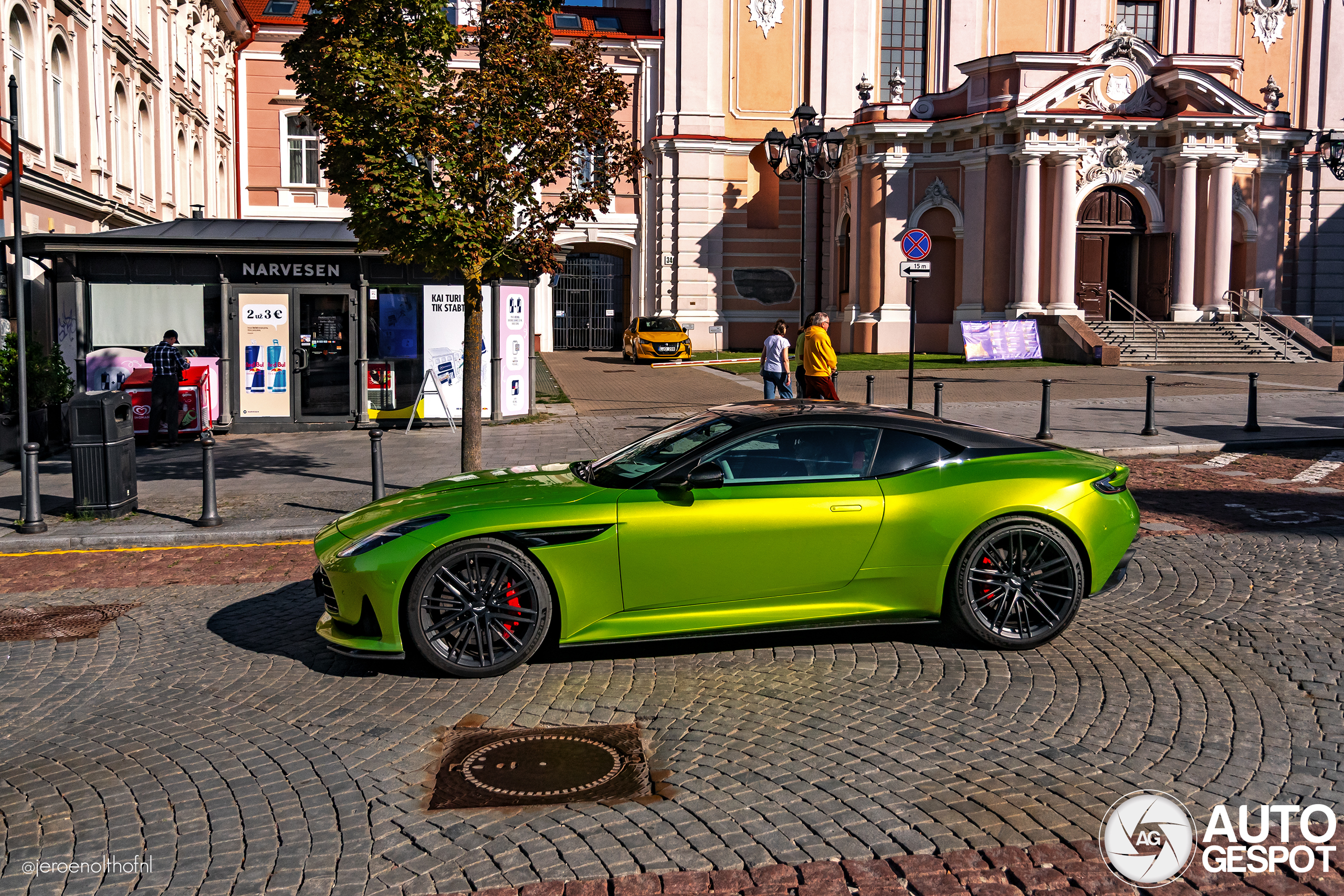 Aston Martin DB12 straalt op je beeldscherm