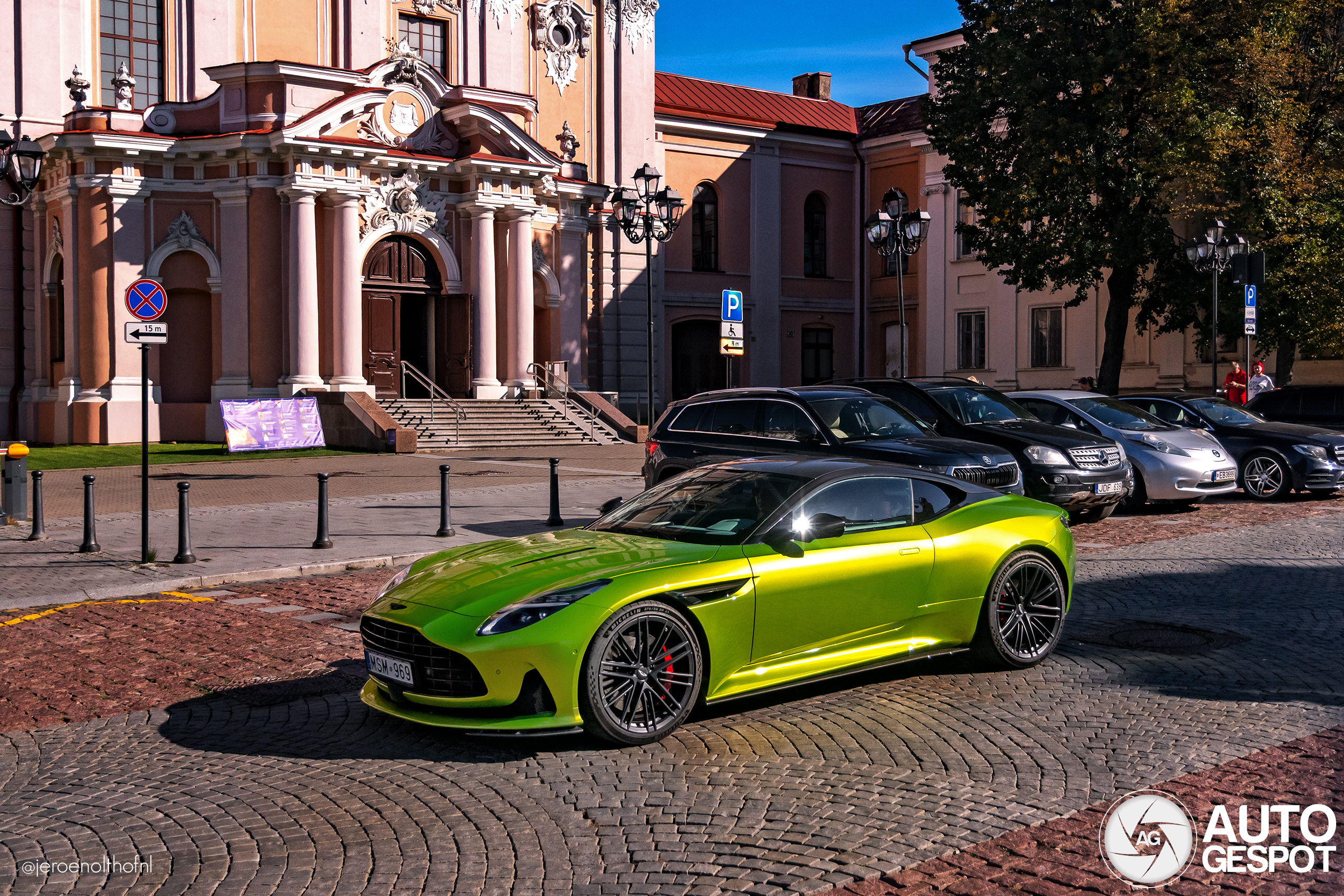 Aston Martin DB12 straalt op je beeldscherm