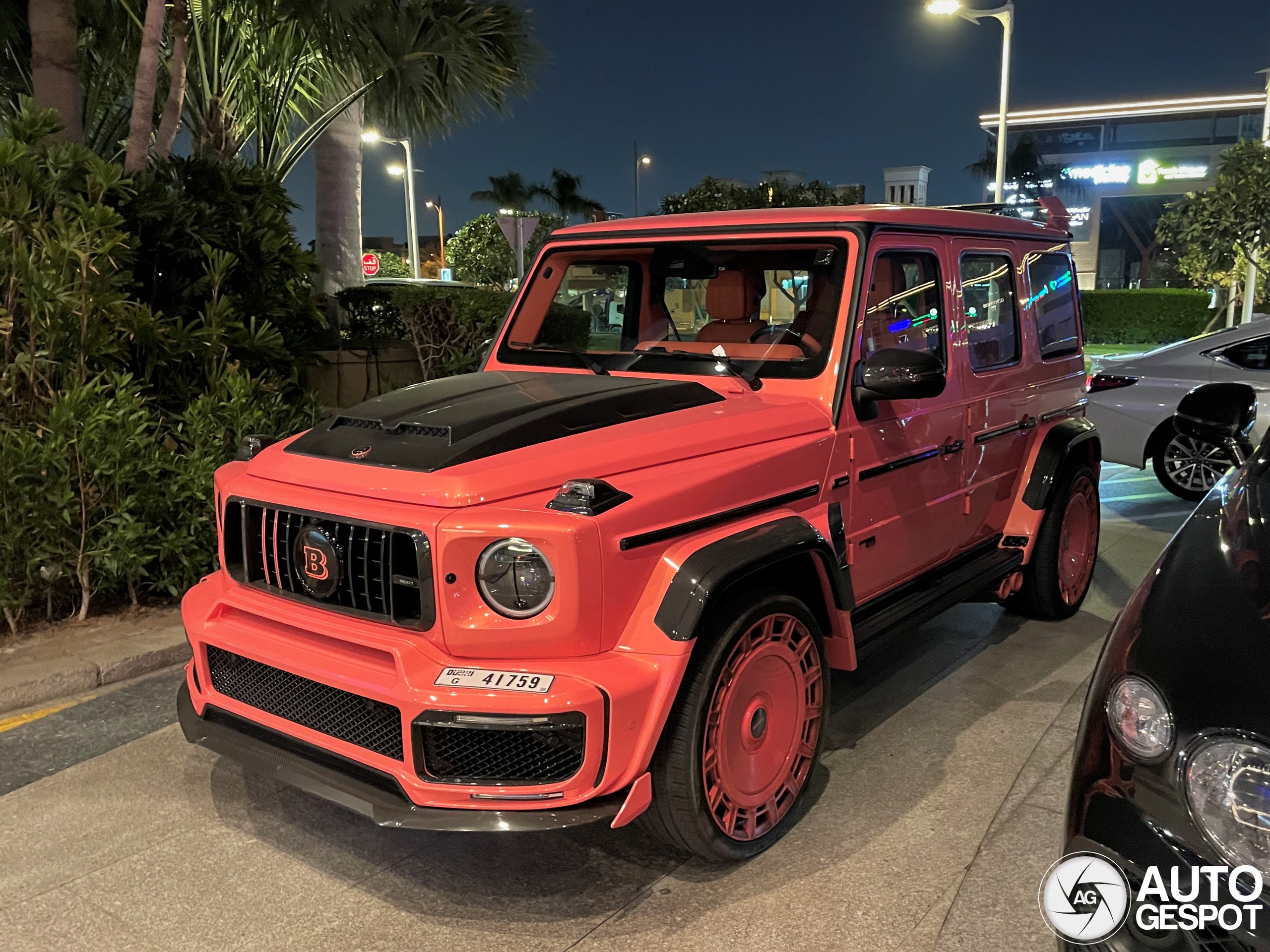 Twee uitgebouwde luxe SUV's