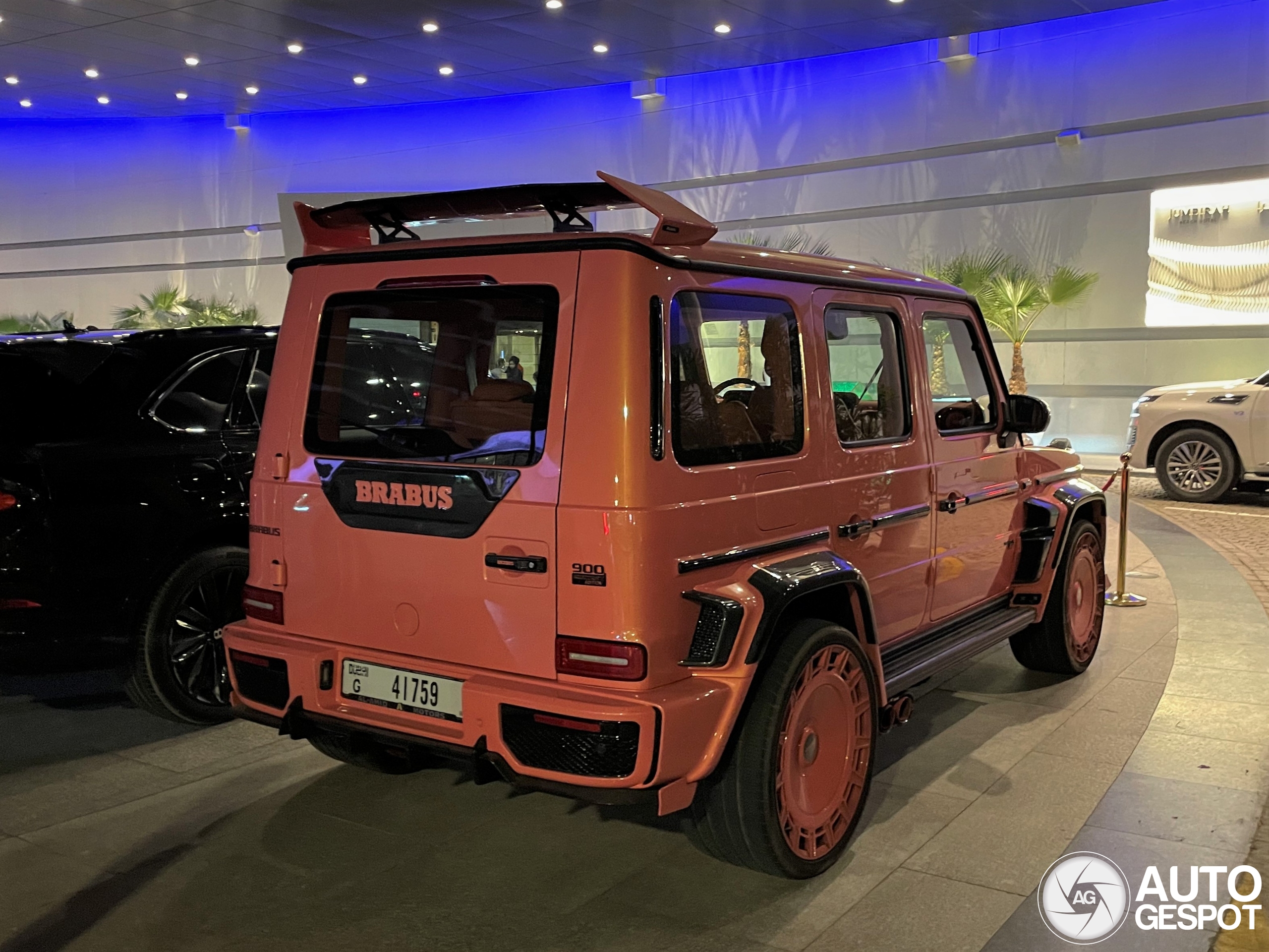 Twee uitgebouwde luxe SUV's