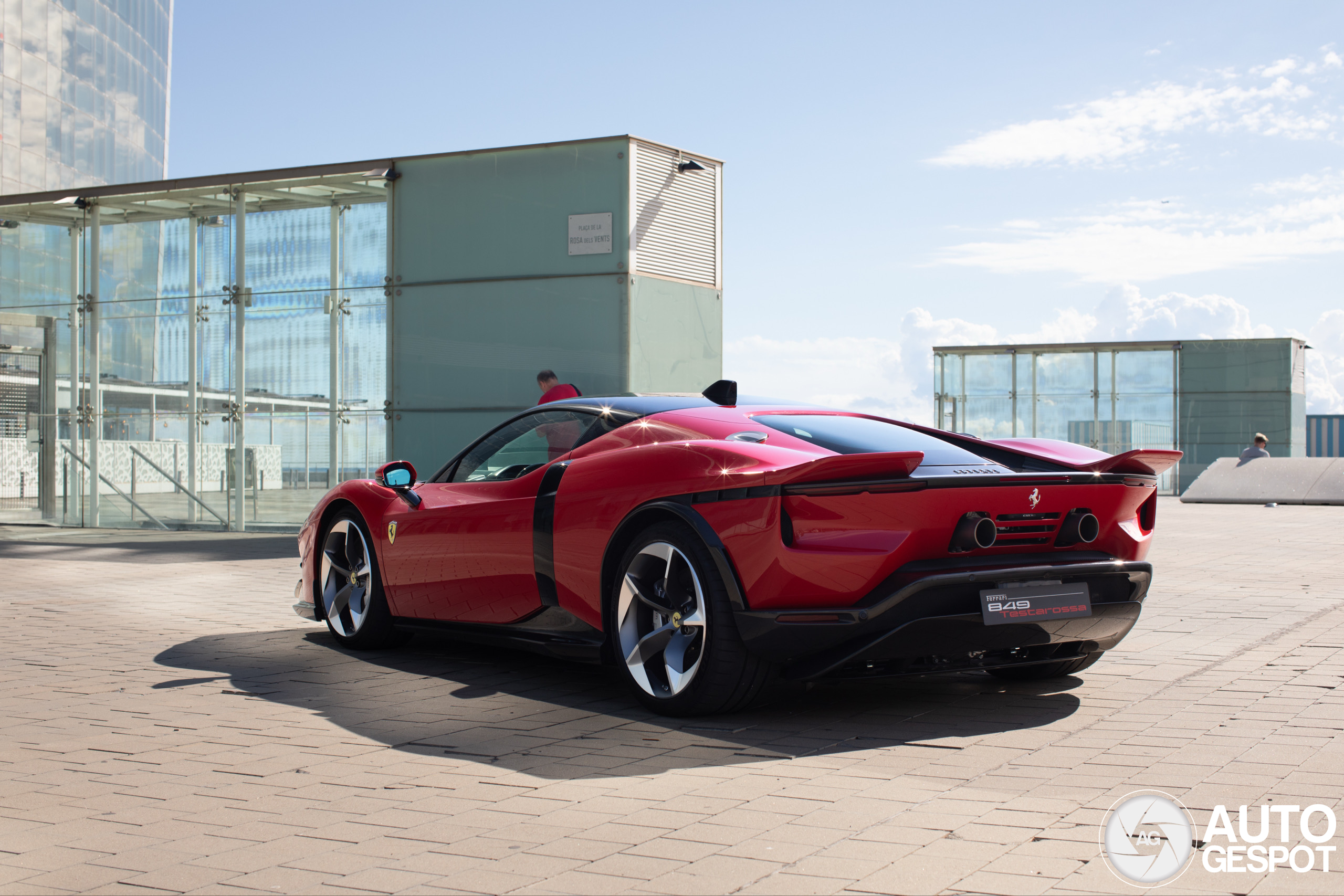 Vorige maand onthuld en nu al gespot: Ferrari 849 Testarossa