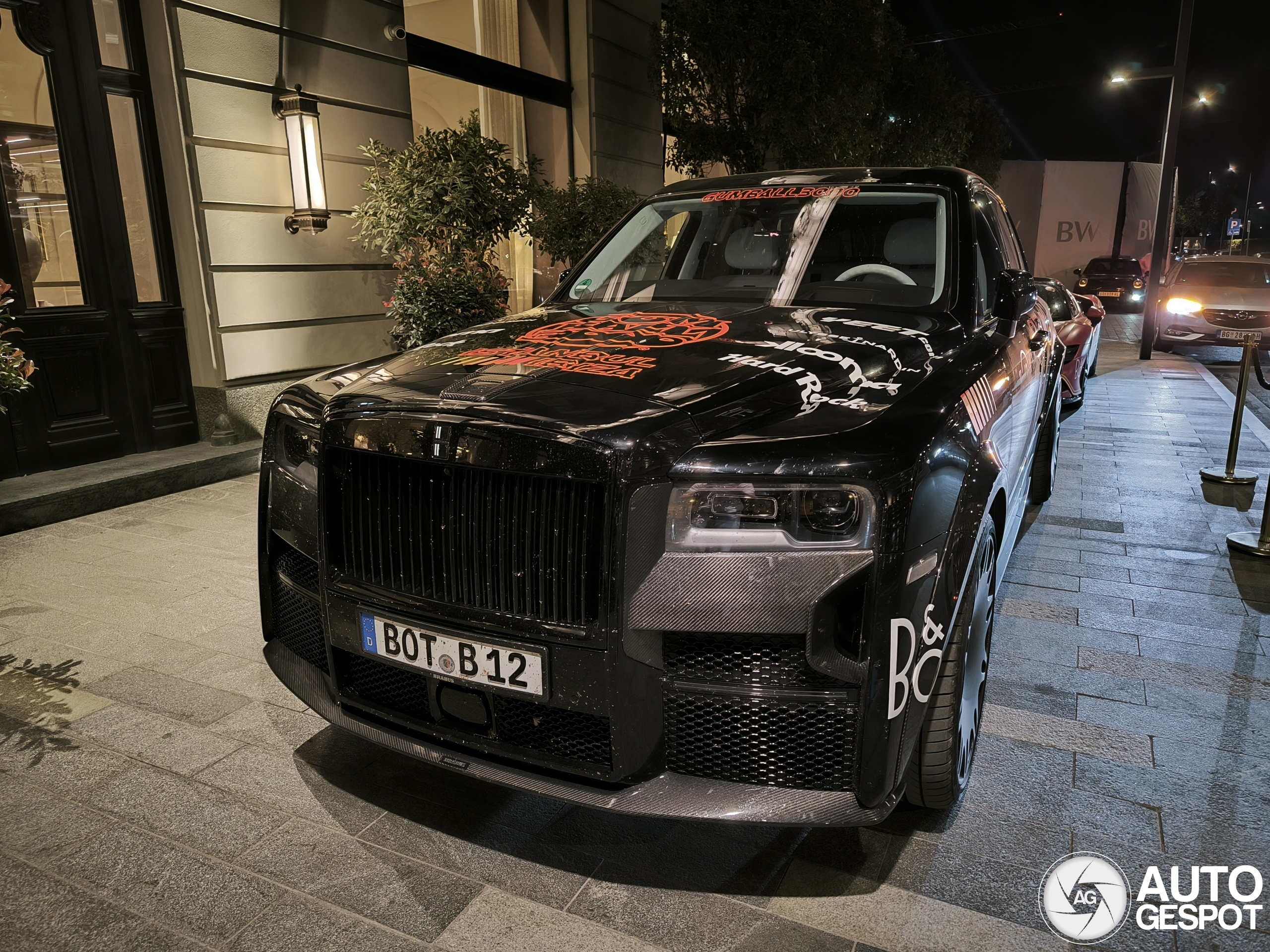 Twee uitgebouwde luxe SUV's (deel 2)