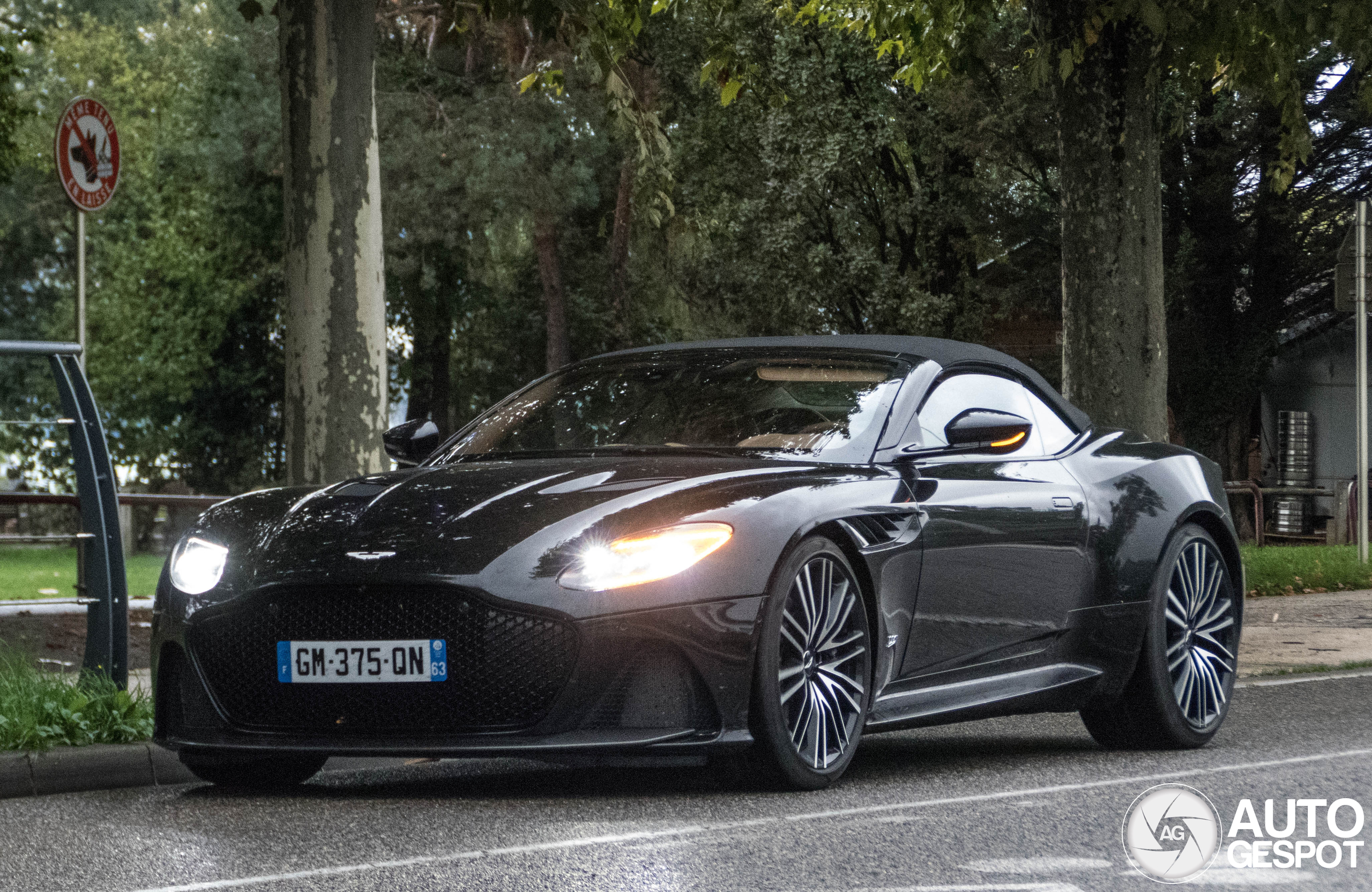 Aston Martin DBS Superleggera Volante