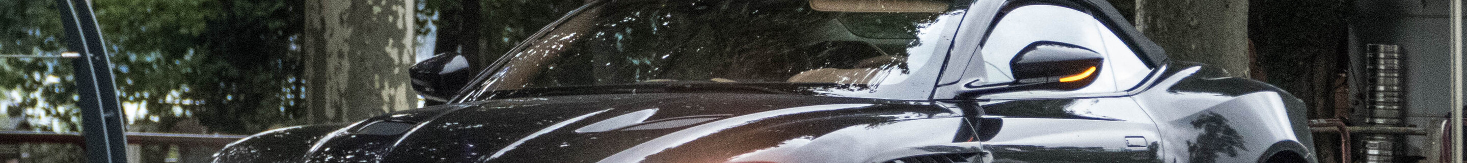 Aston Martin DBS Superleggera Volante