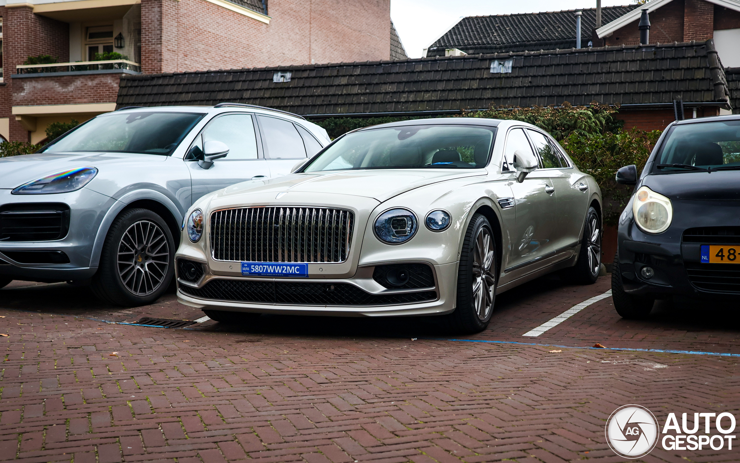 Fraaie Bentley in 't Gooi met een bijzonder kenteken