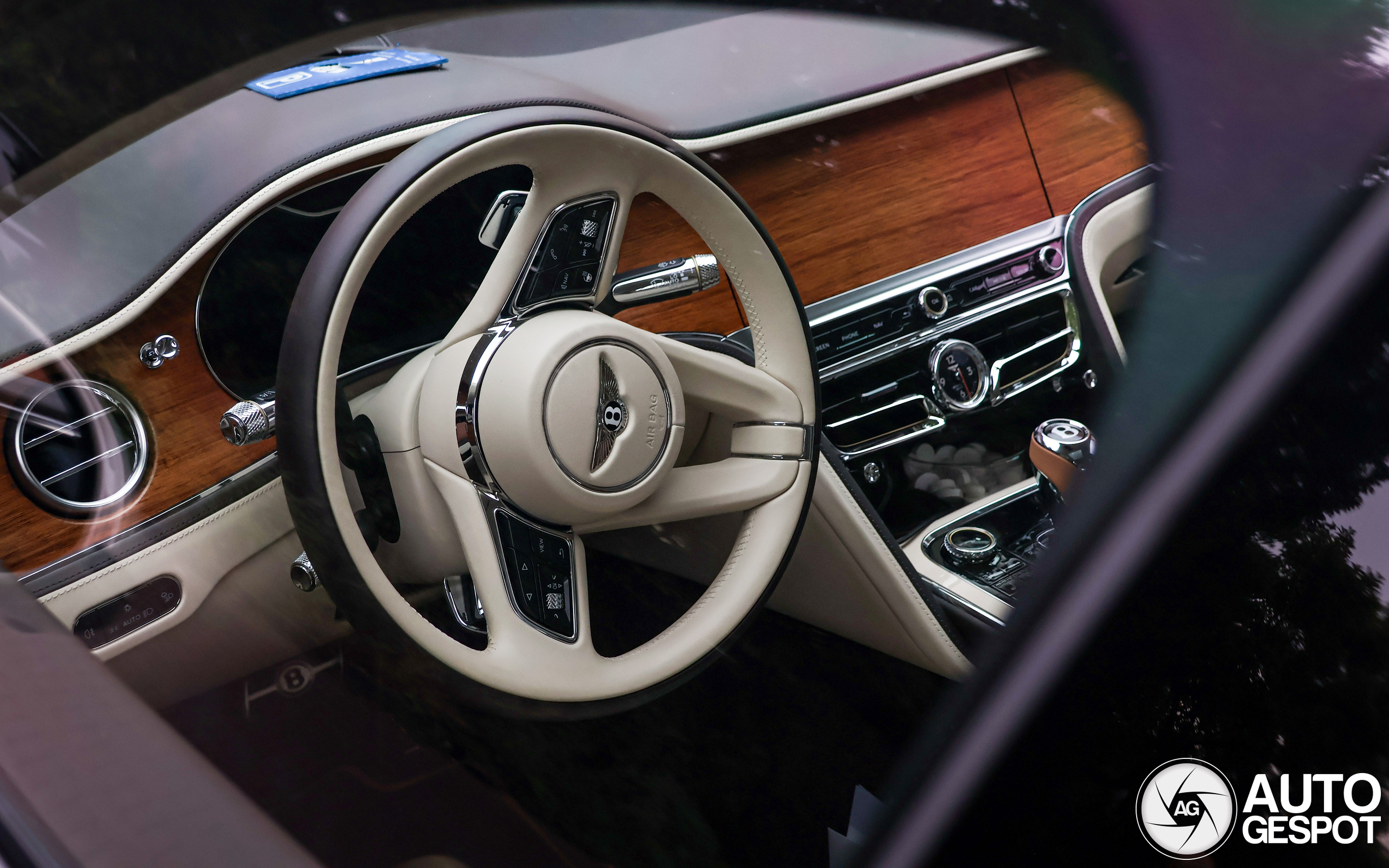 Fraaie Bentley in 't Gooi met een bijzonder kenteken