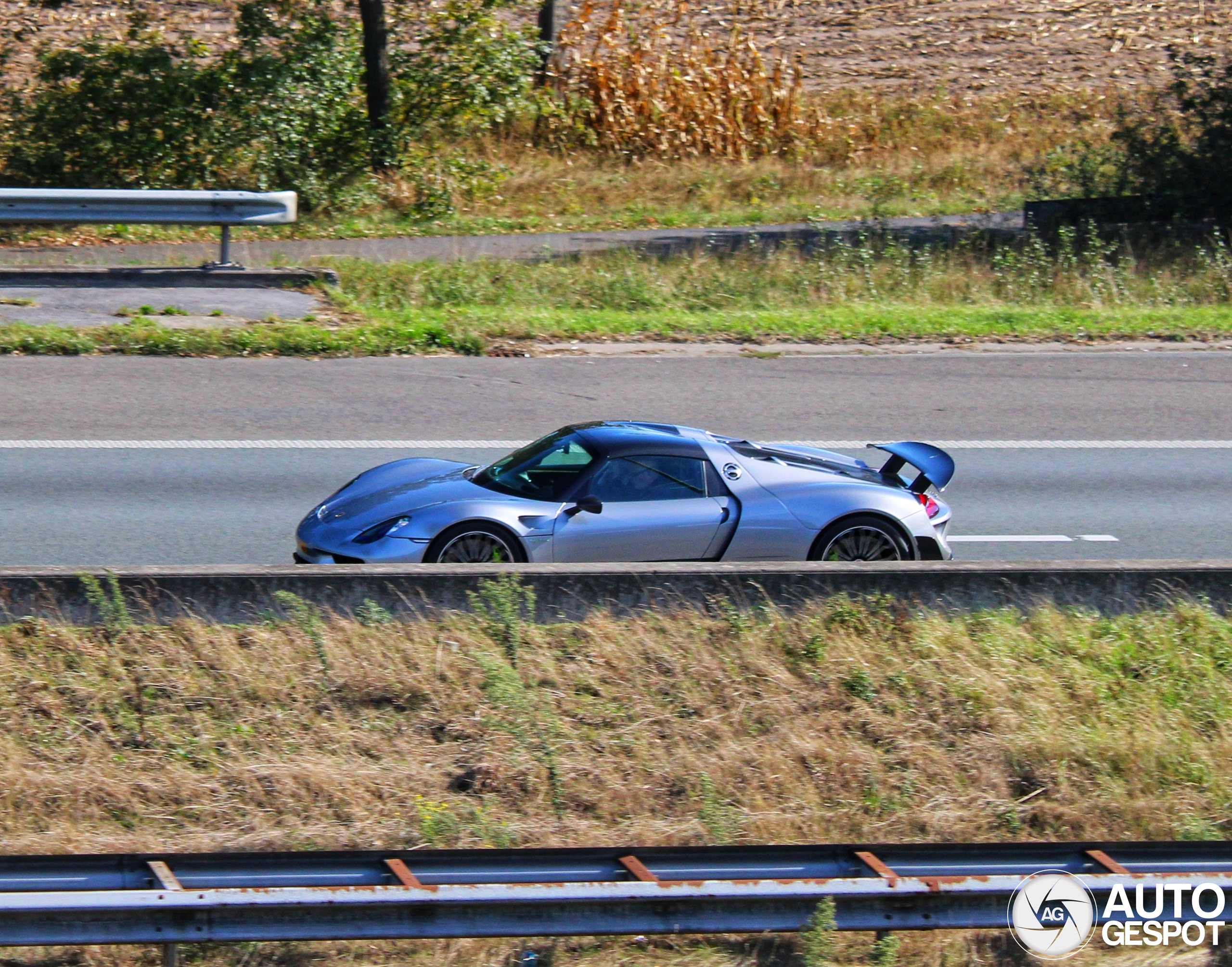 Porsche 918 Spyder Weissach Package