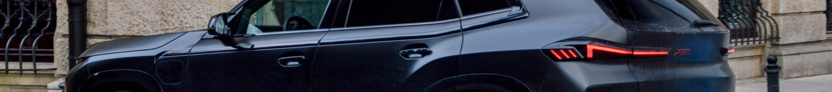 BMW XM G09 Label Red