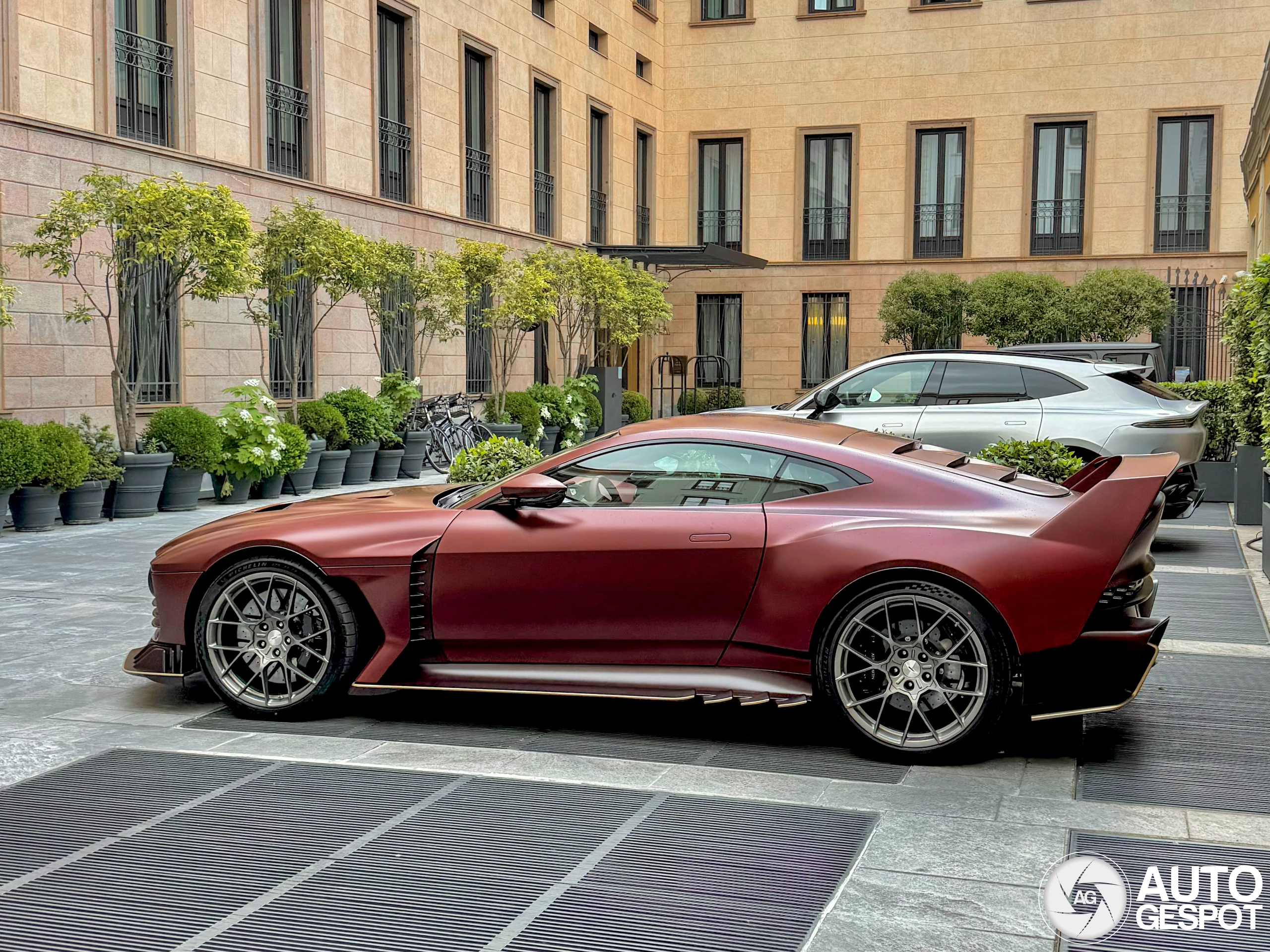 Aston Martin Vaillant imponeert de Italianen