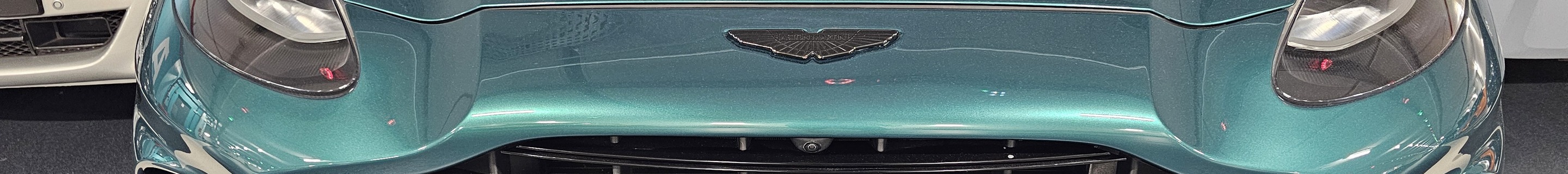 Aston Martin DBX707