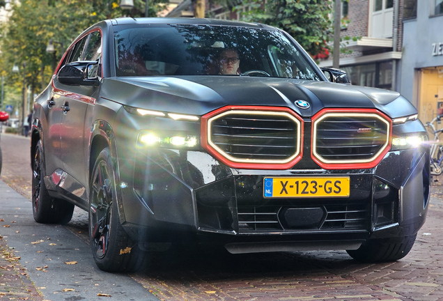 BMW XM G09 Label Red
