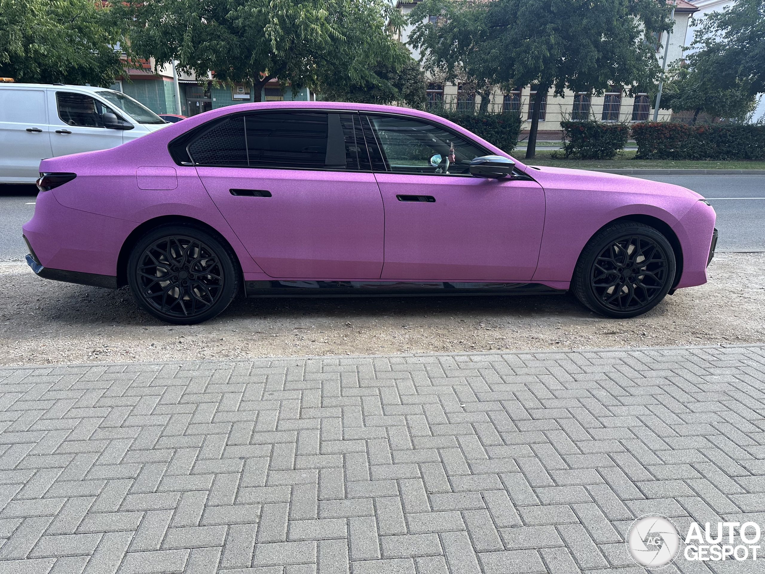 BMW M760e heeft wel heel opvallende wrap