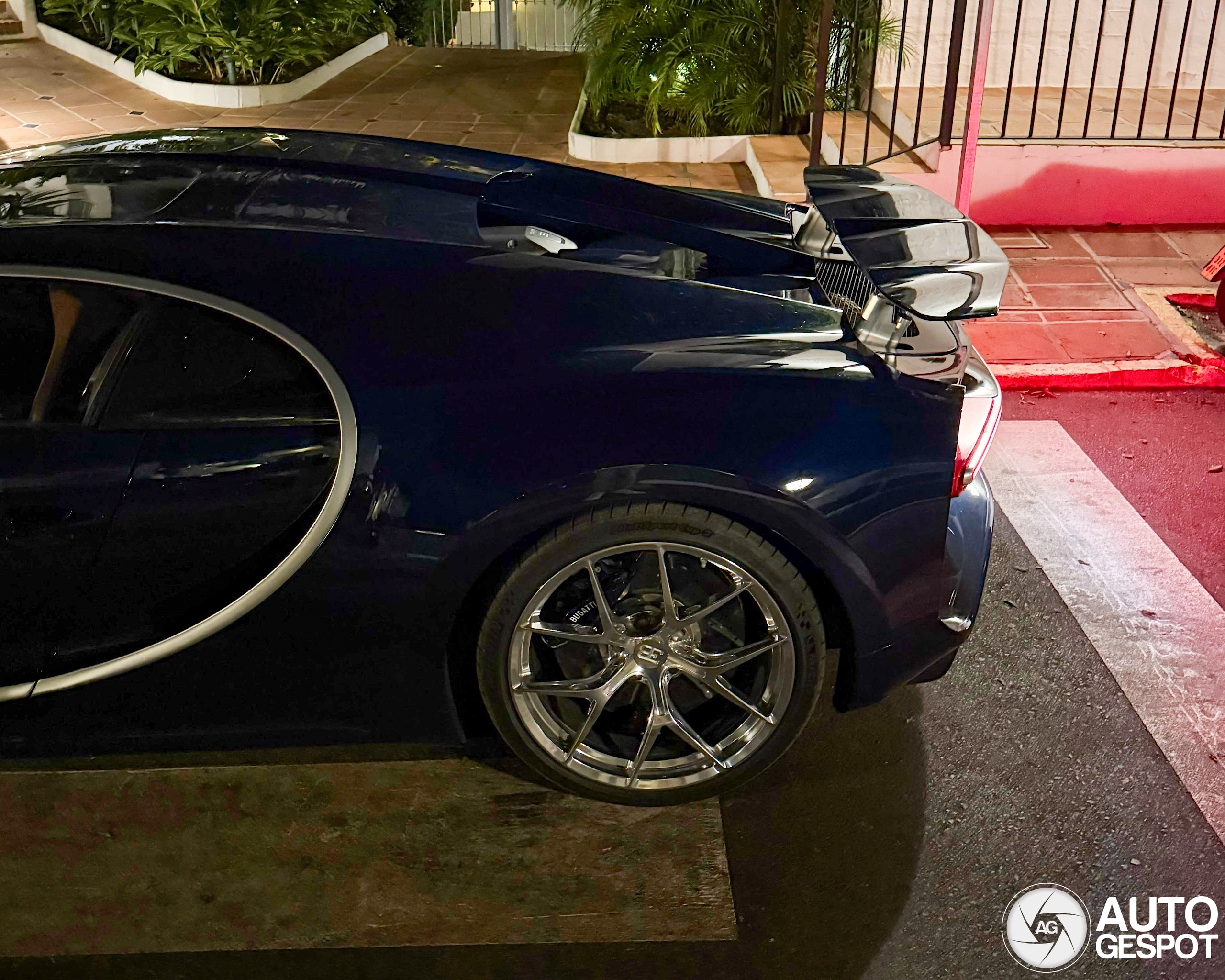 Bugatti T57 looksmart&BBRアルファロメオ Bugatti Chiron 1:43 - Looksmart Models