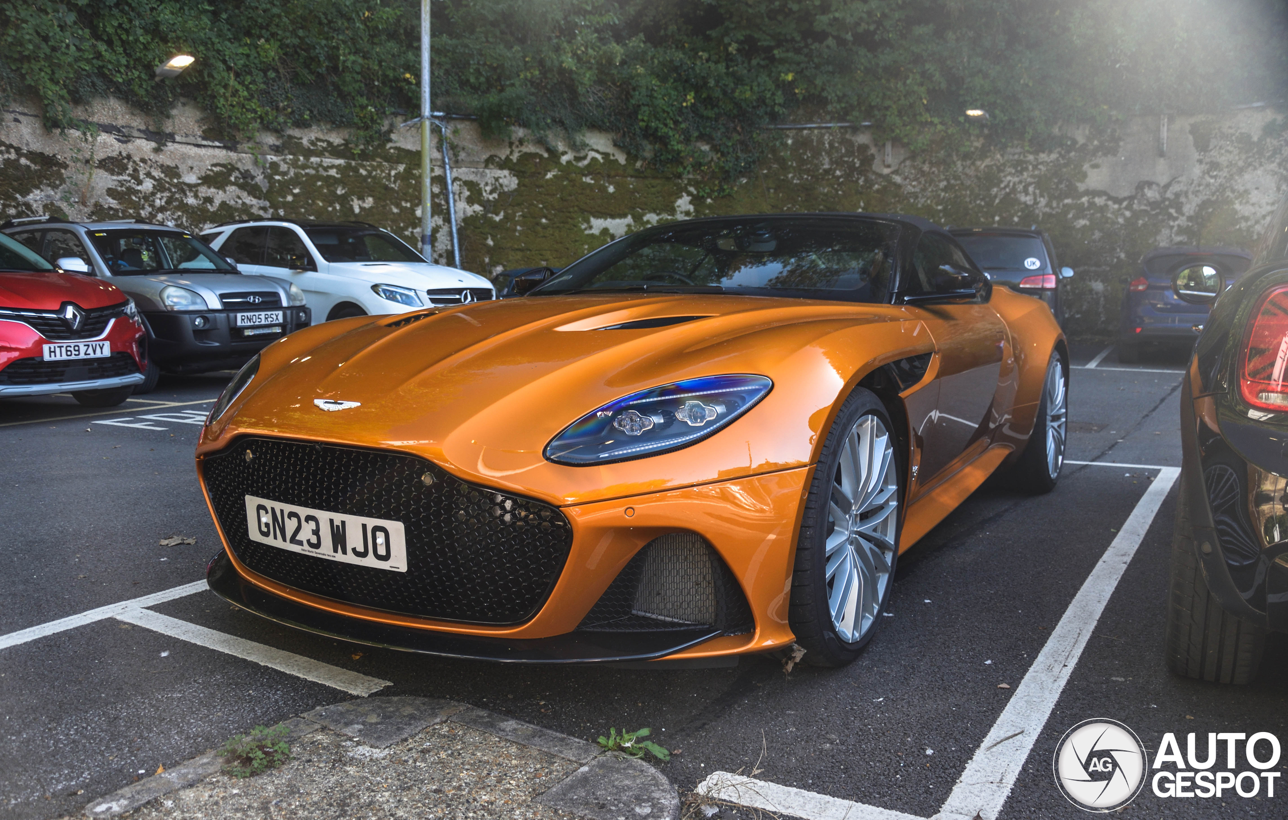 Aston Martin DBS Superleggera Volante