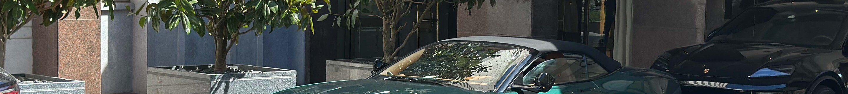 Aston Martin Vanquish Volante 2025