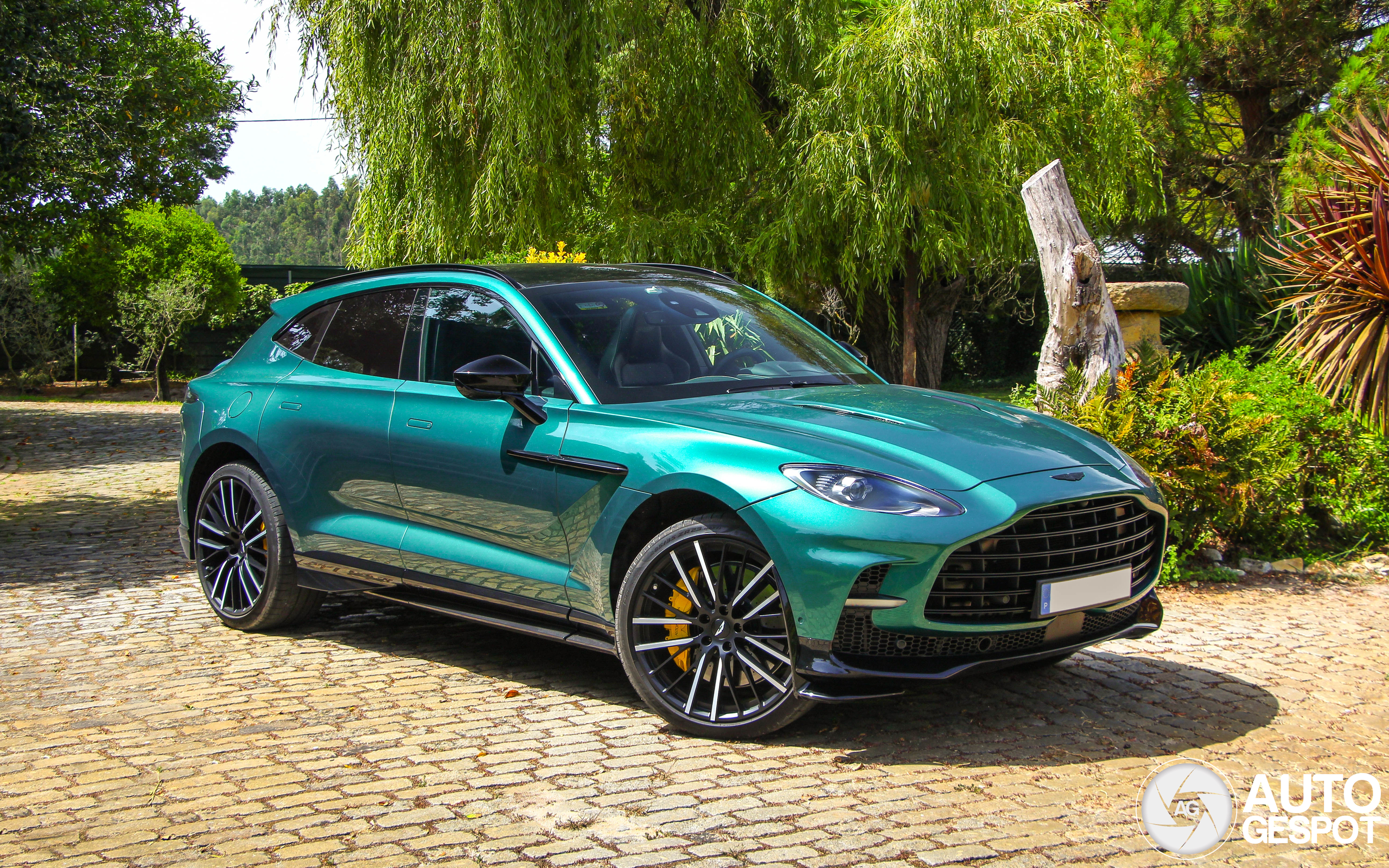 Aston Martin DBX707