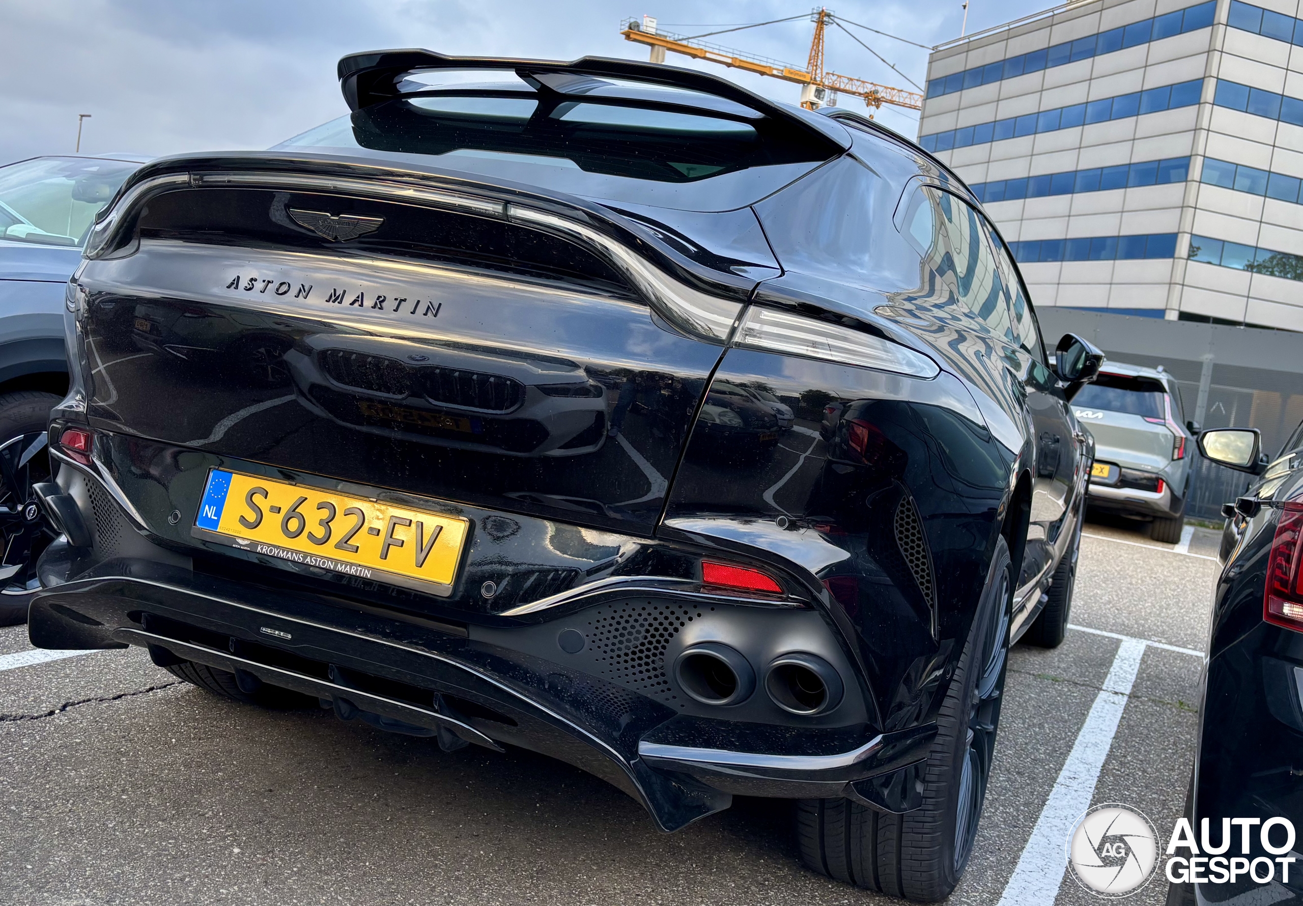 Aston Martin DBX707