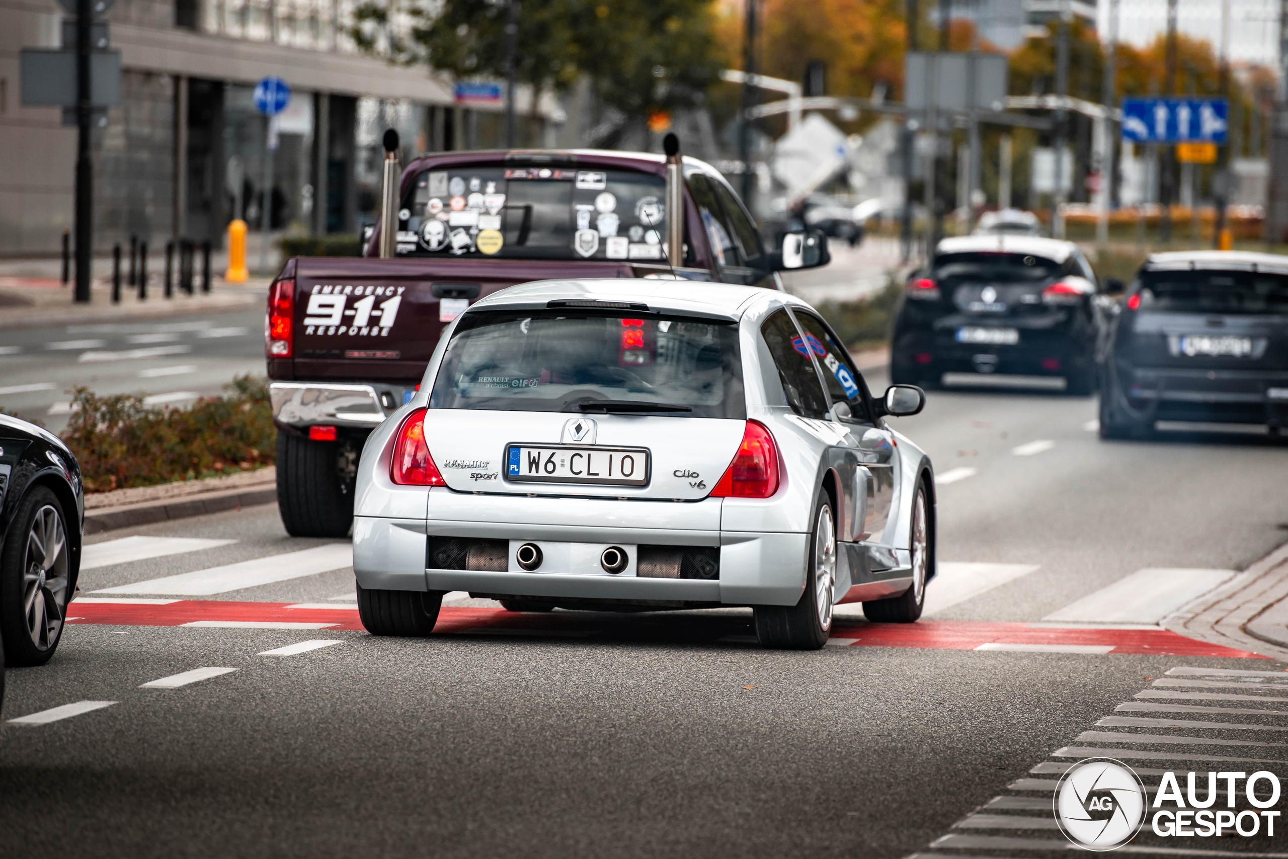 De Clio V6 is nog steeds een onovertroffen hot hatch!