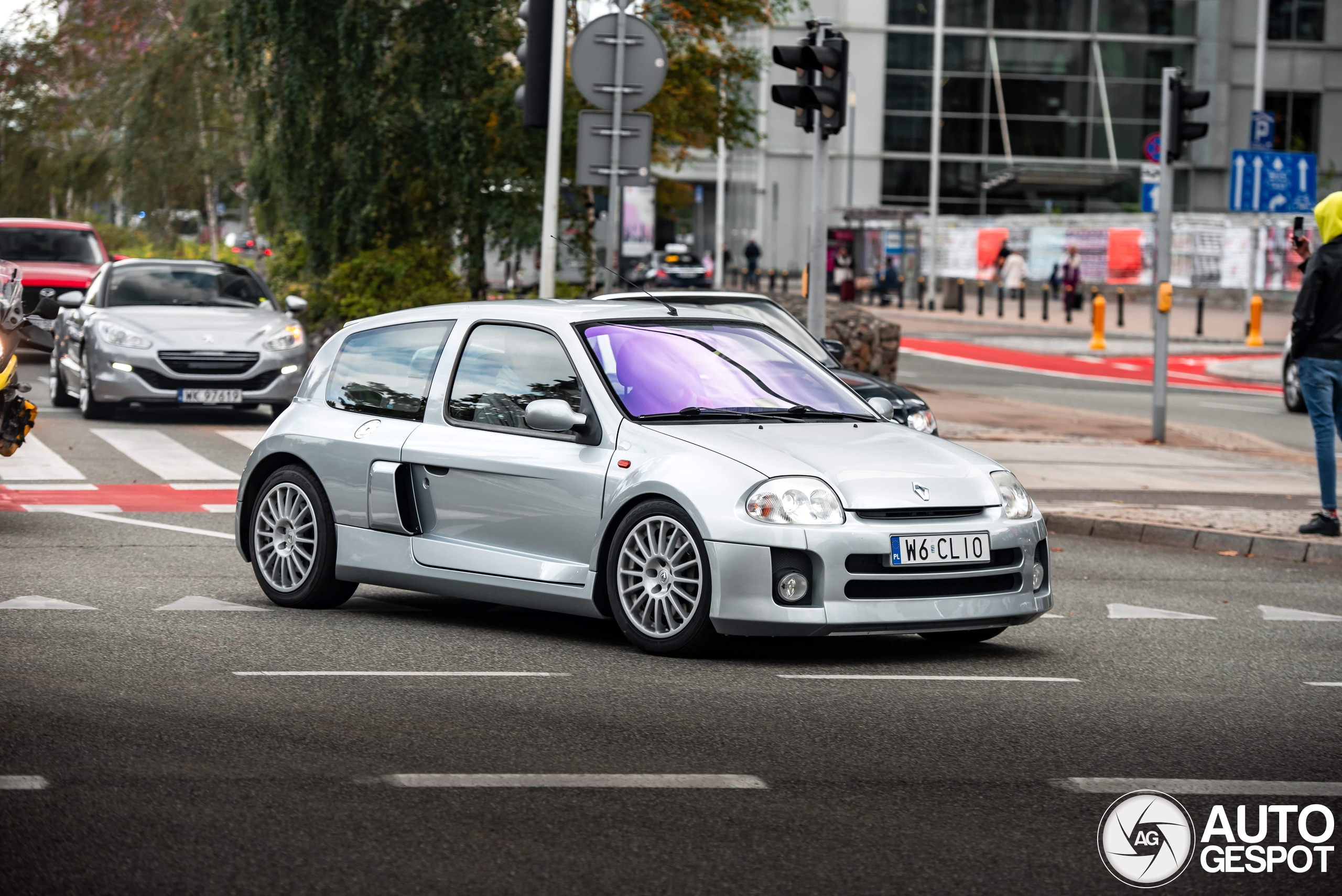De Clio V6 is nog steeds een onovertroffen hot hatch!
