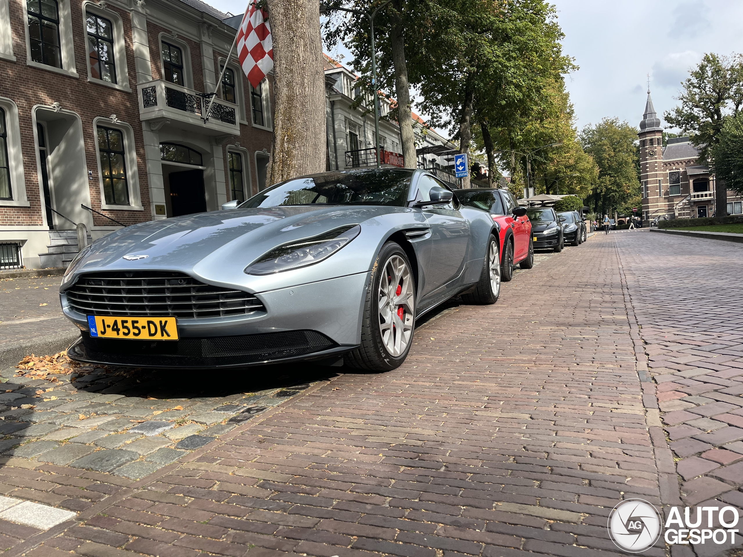 Aston Martin DB11
