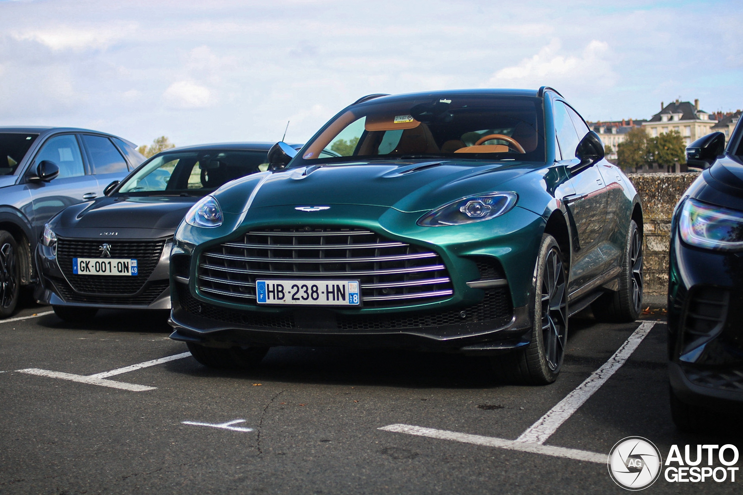 Aston Martin DBX707