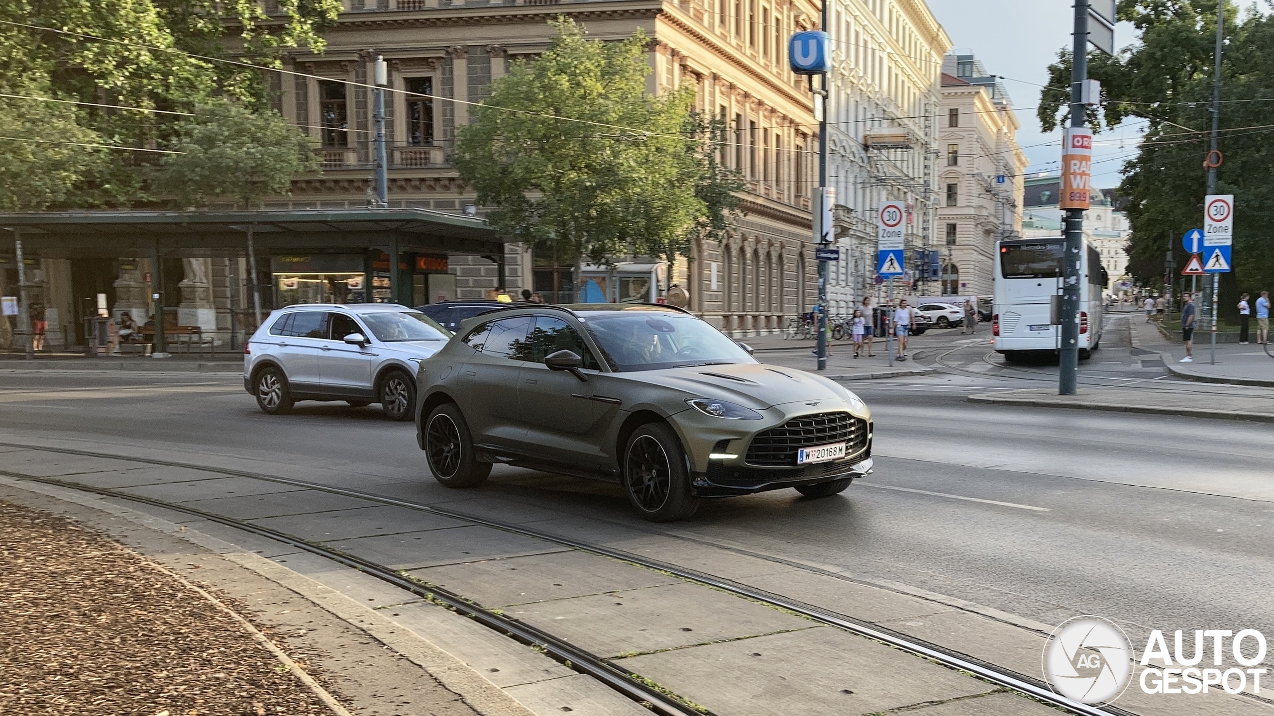 Aston Martin DBX707