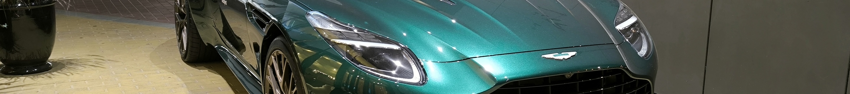 Aston Martin DB12